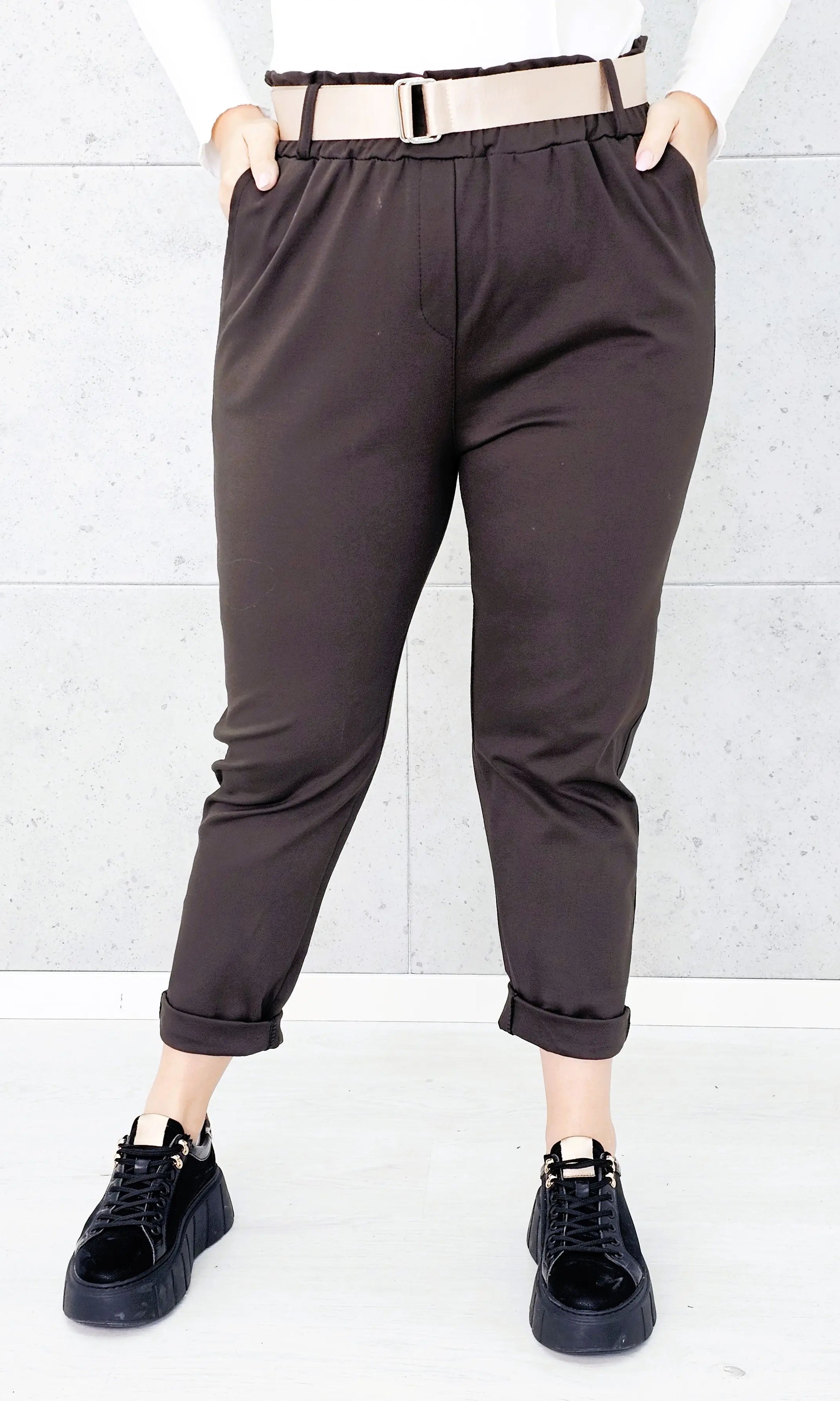 Spodnie z paskiem – eleganckie i wygodne spodnie XXL dla kobiet Stylowa XL