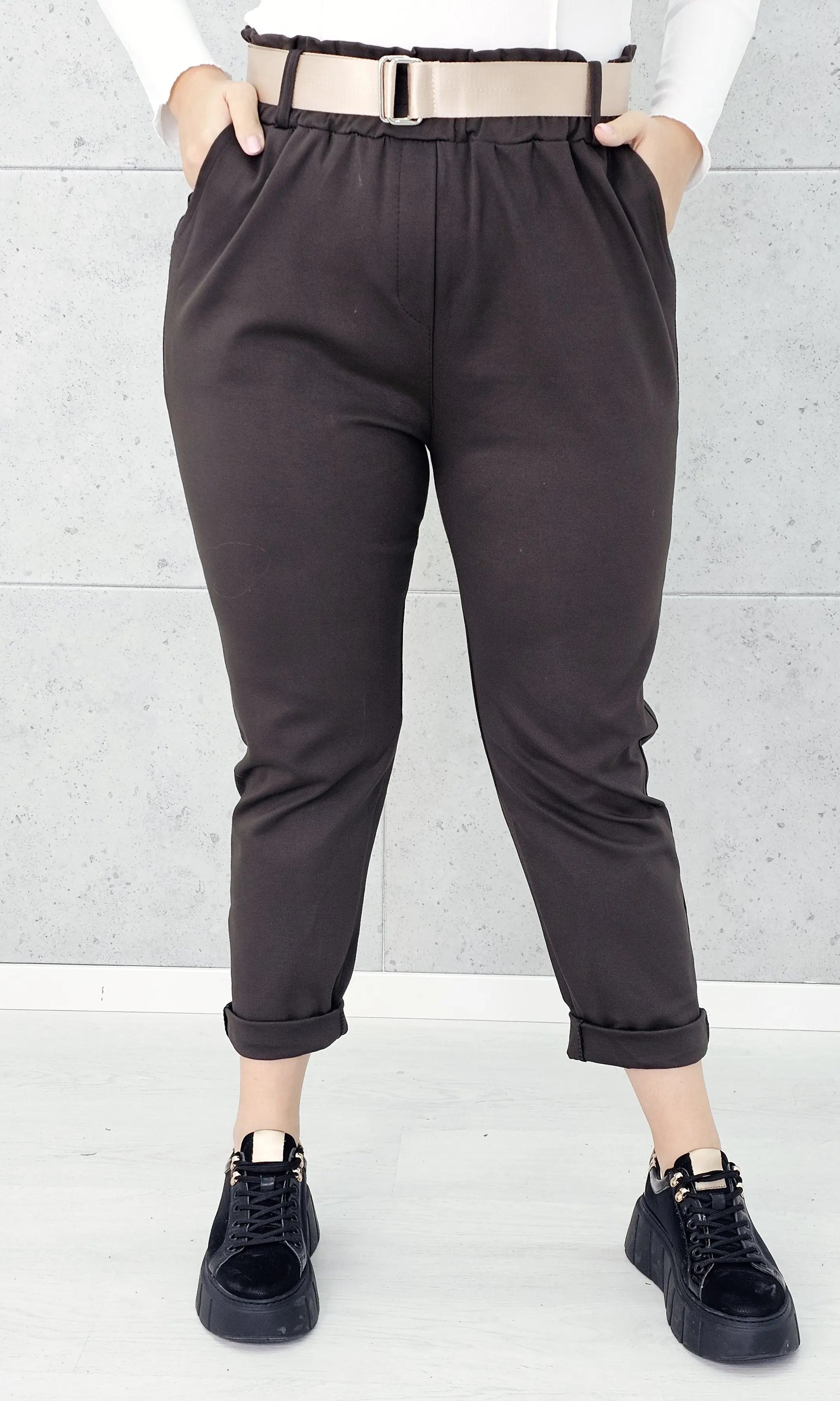 Spodnie z paskiem – eleganckie i wygodne spodnie XXL dla kobiet Stylowa XL