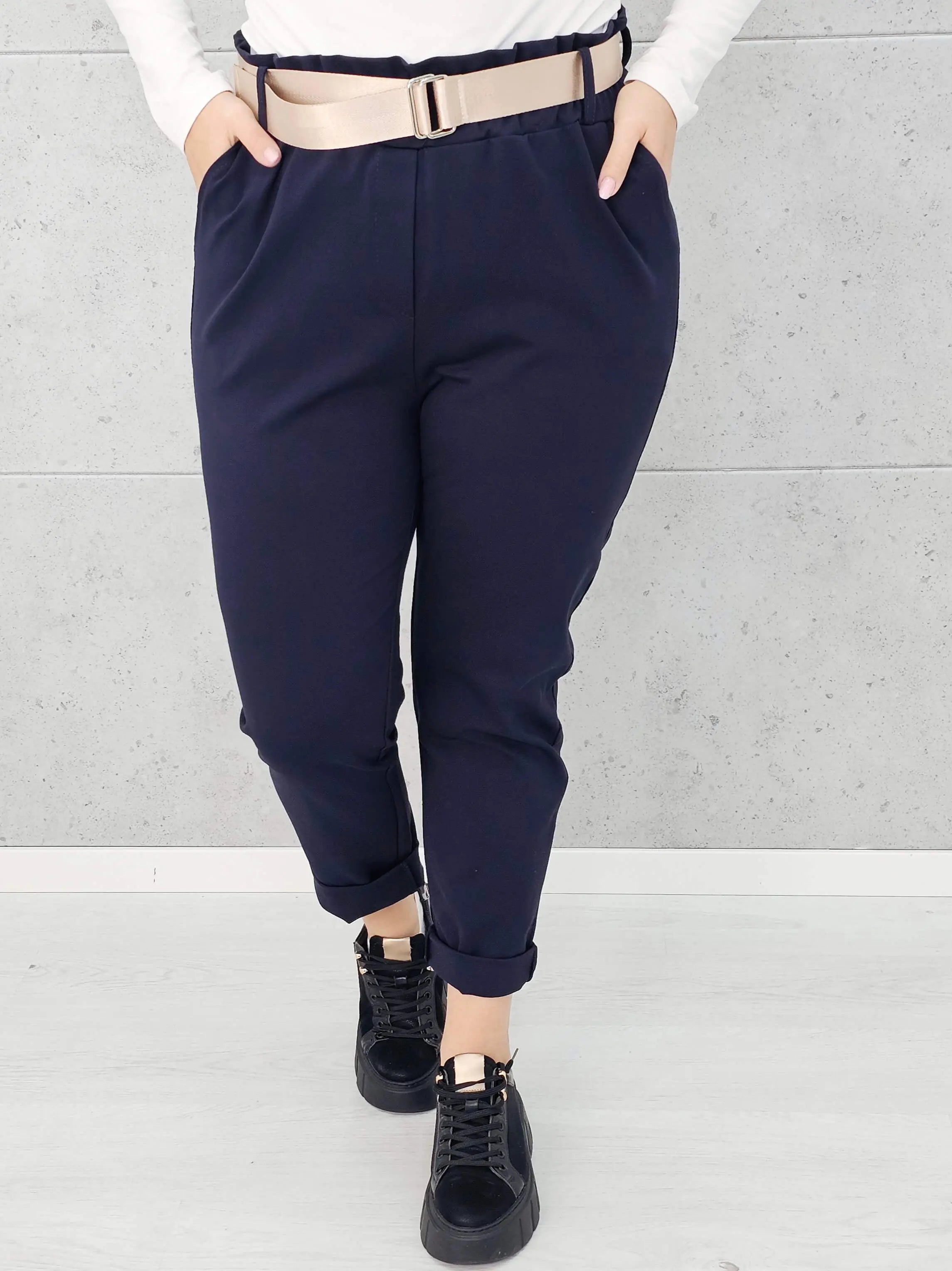 Spodnie z paskiem – eleganckie i wygodne spodnie XXL dla kobiet Stylowa XL