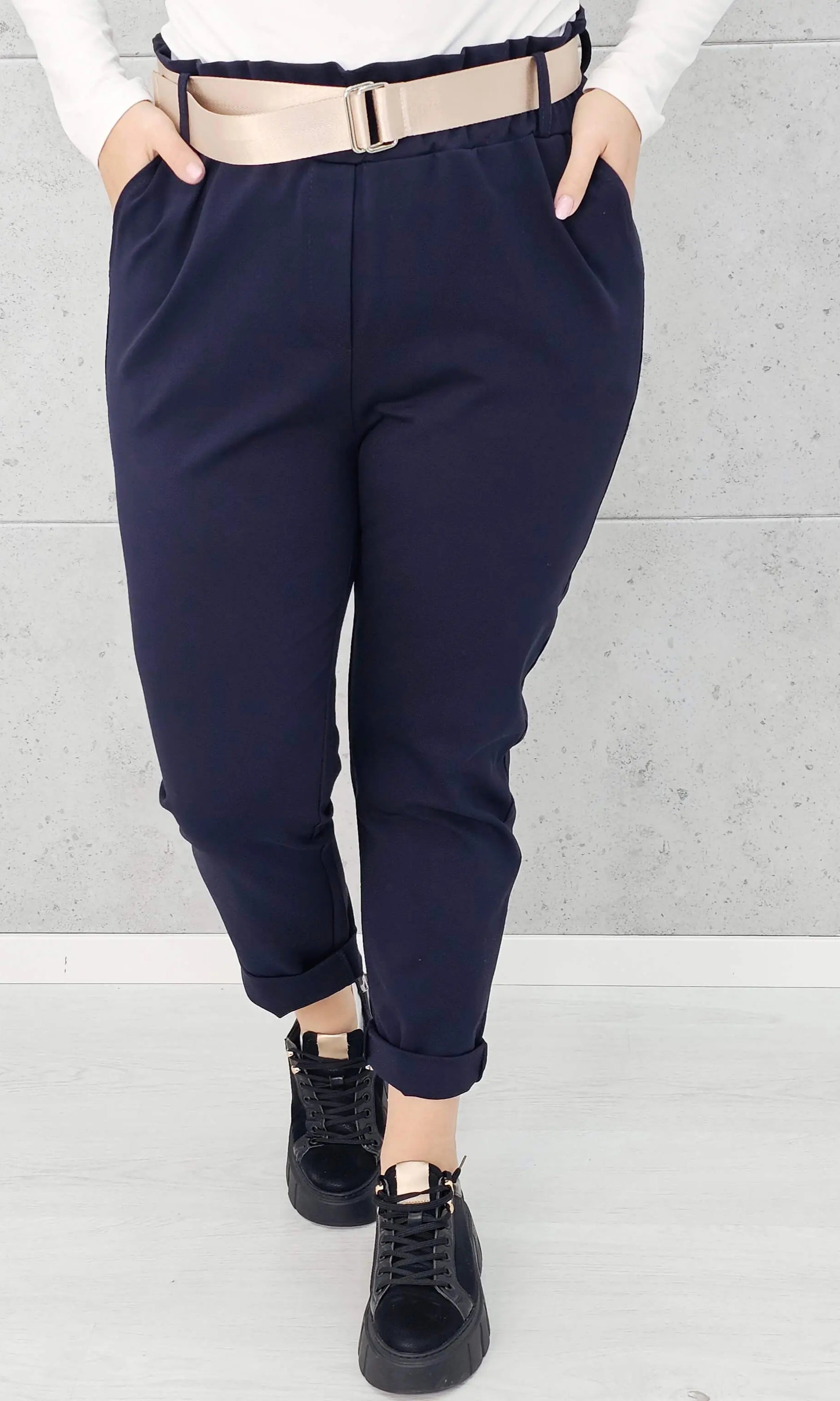 Spodnie z paskiem – eleganckie i wygodne spodnie XXL dla kobiet Stylowa XL