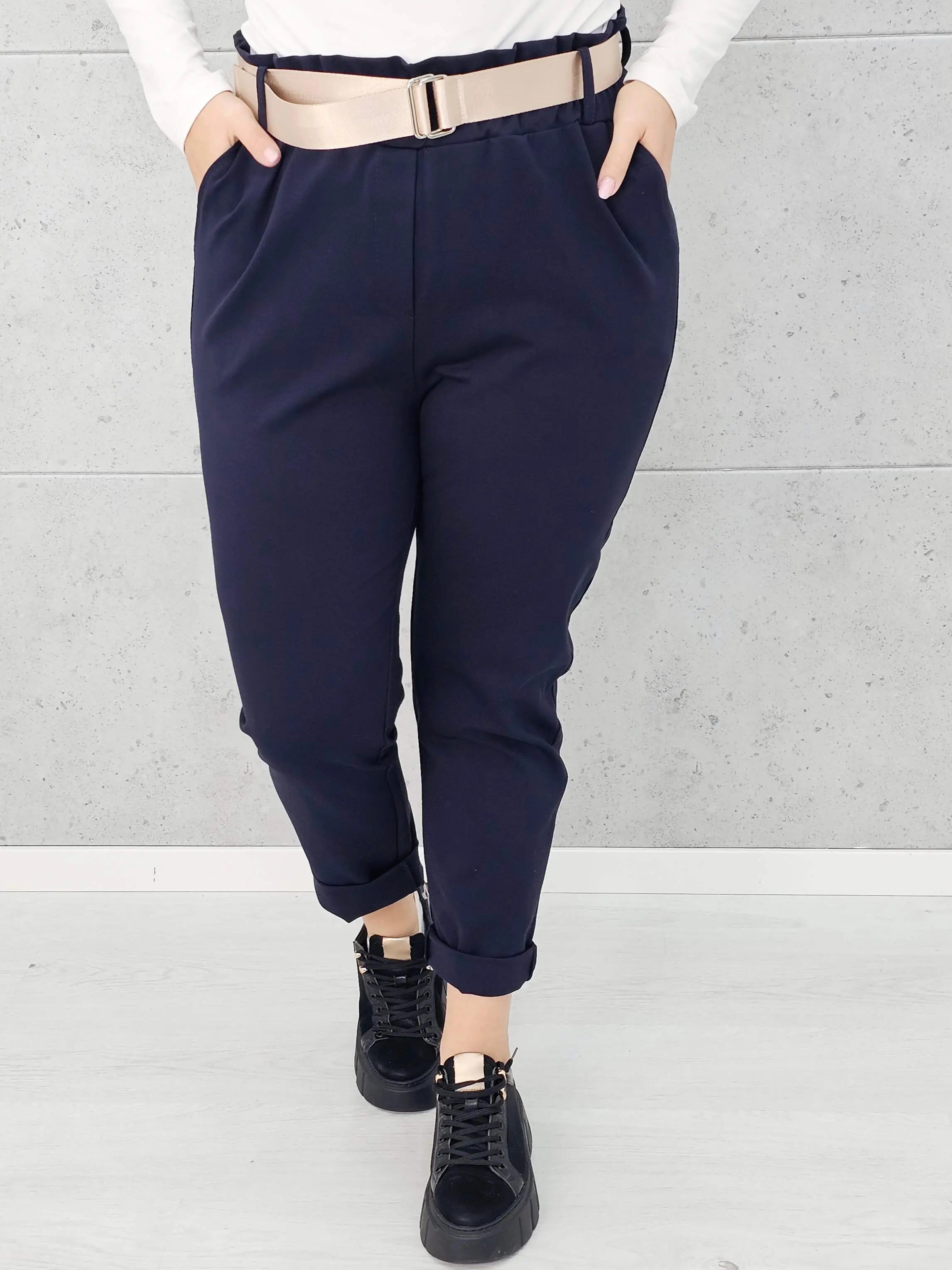 Spodnie z paskiem – eleganckie i wygodne spodnie XXL dla kobiet Stylowa XL