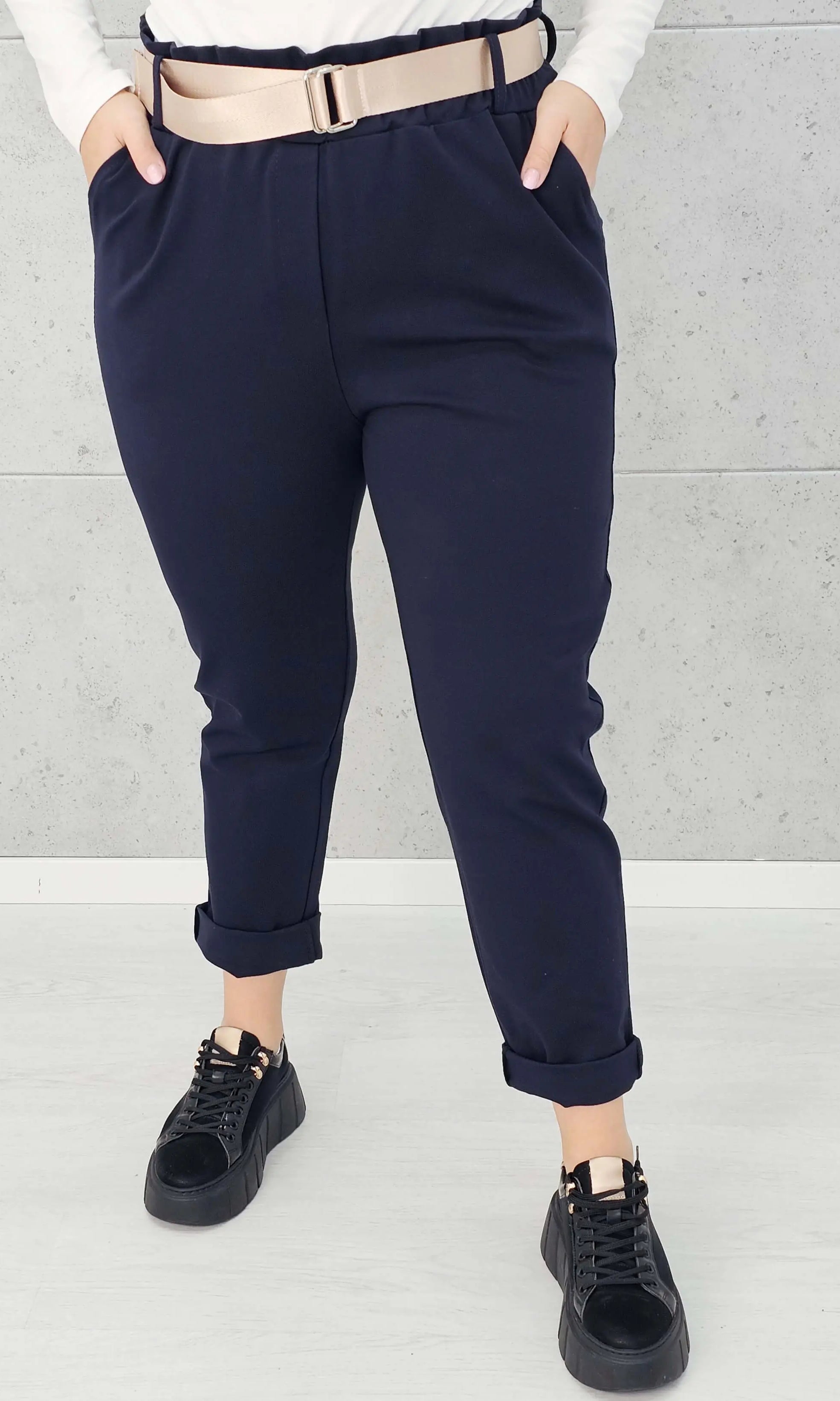 Spodnie z paskiem – eleganckie i wygodne spodnie XXL dla kobiet Stylowa XL