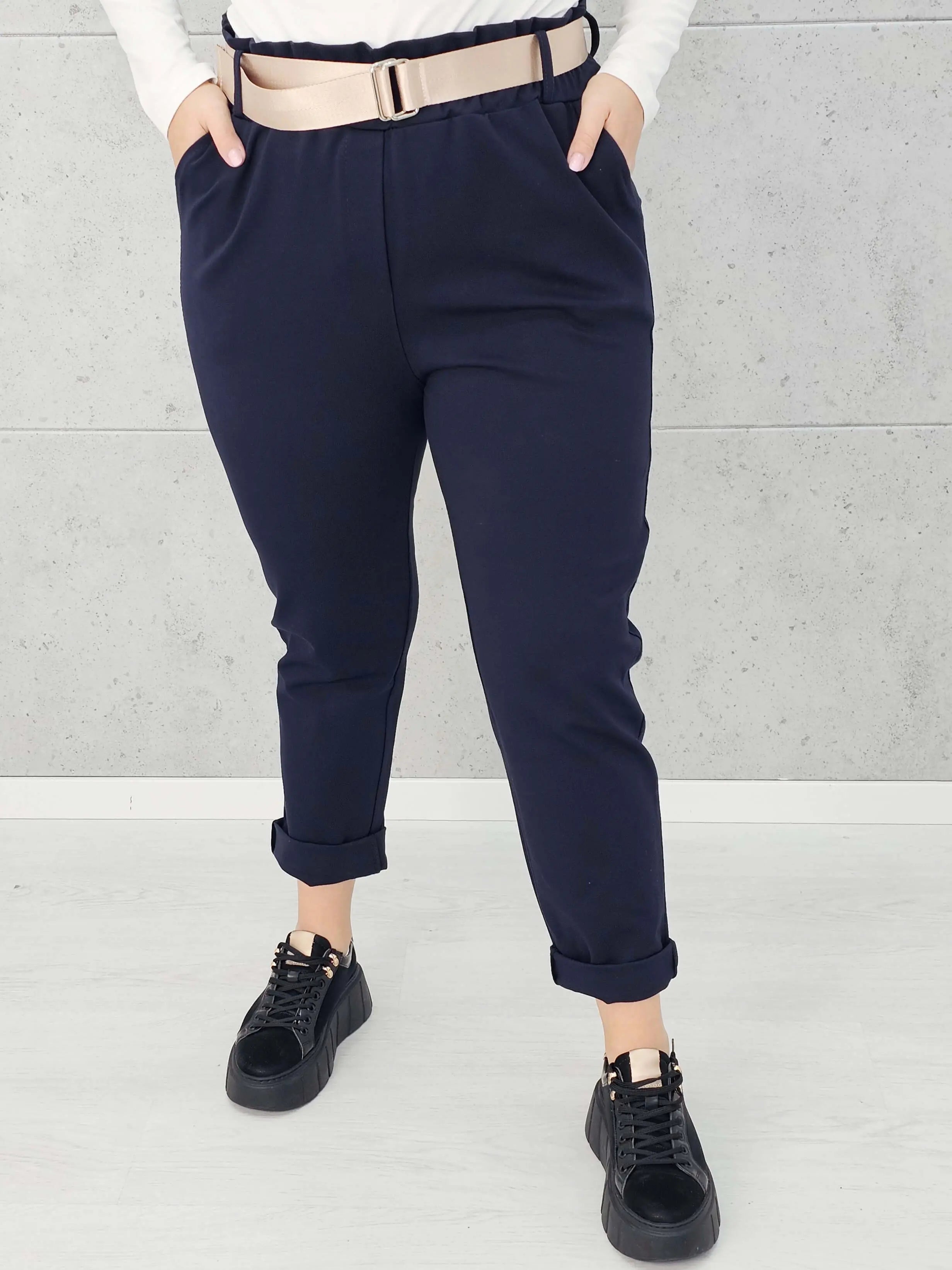 Spodnie z paskiem – eleganckie i wygodne spodnie XXL dla kobiet Stylowa XL
