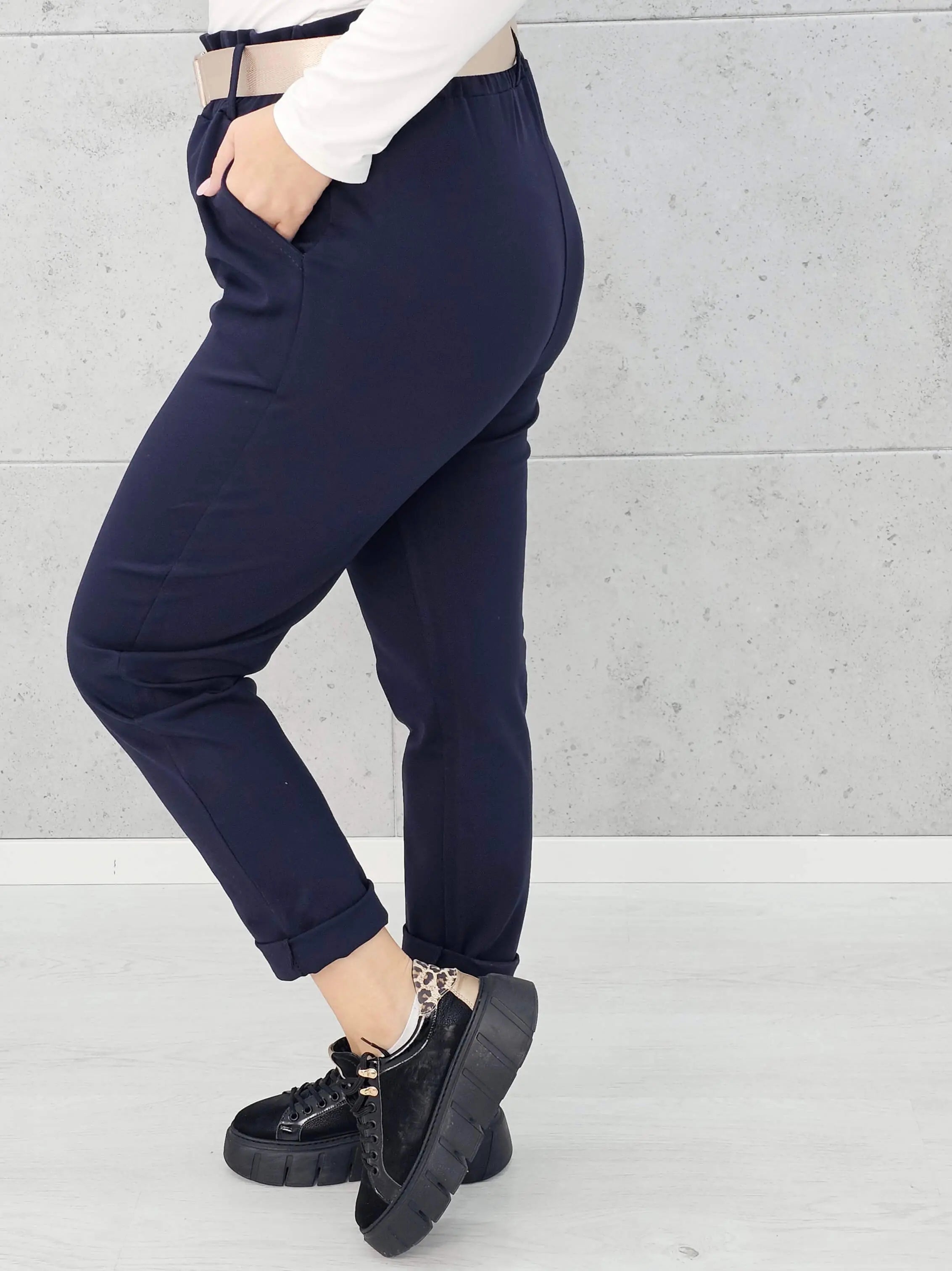 Spodnie z paskiem – eleganckie i wygodne spodnie XXL dla kobiet Stylowa XL