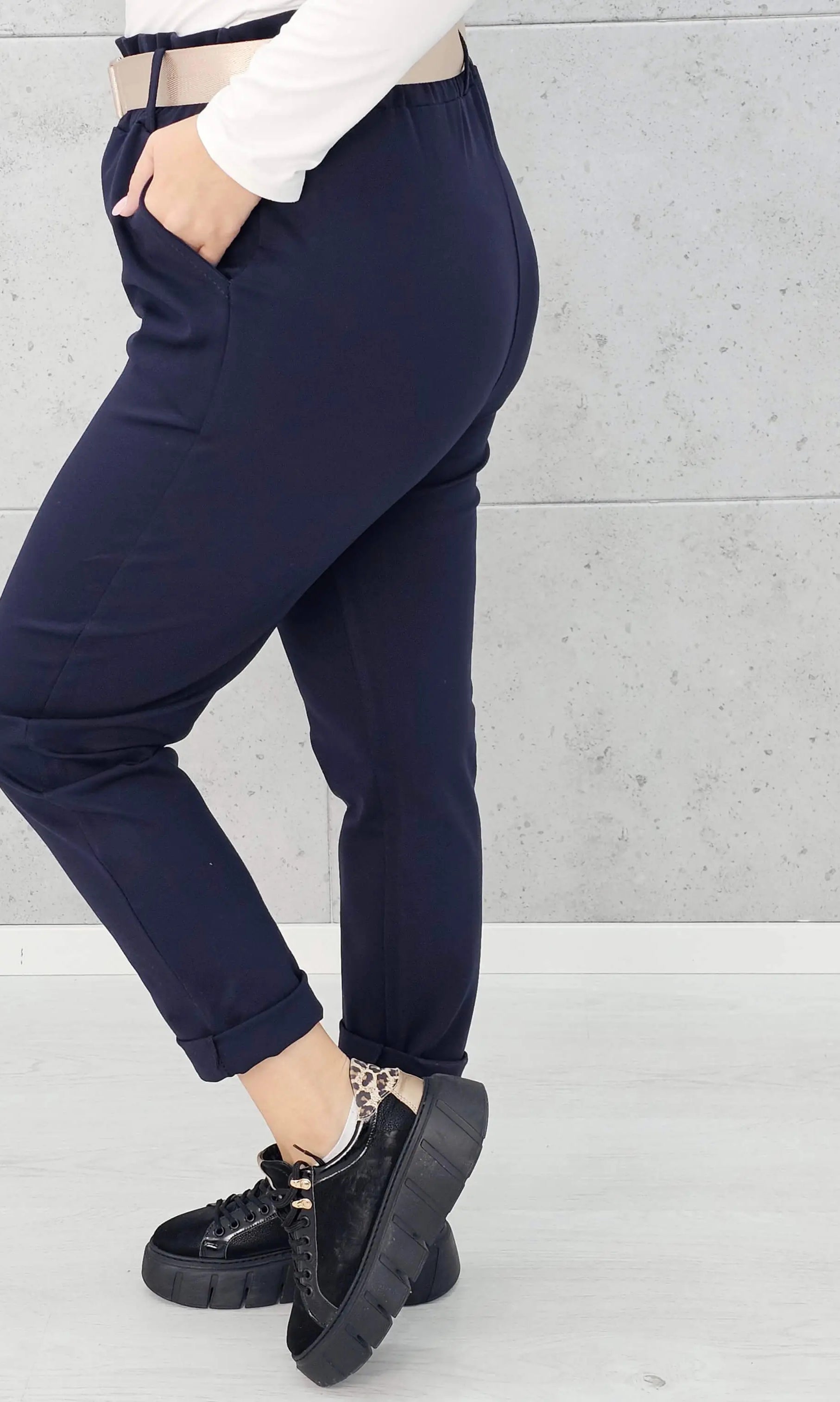 Spodnie z paskiem – eleganckie i wygodne spodnie XXL dla kobiet Stylowa XL