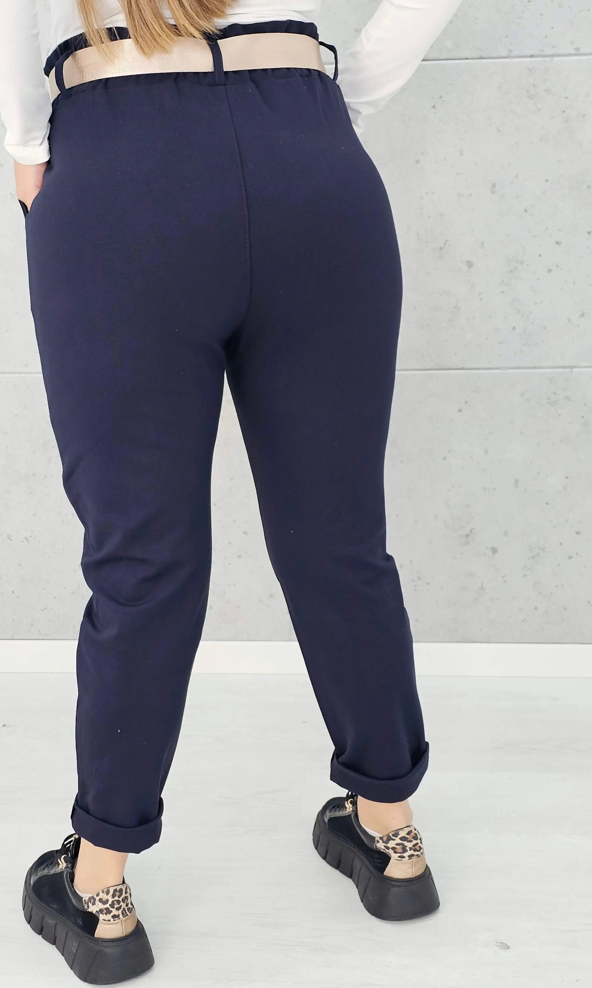 Spodnie z paskiem – eleganckie i wygodne spodnie XXL dla kobiet Stylowa XL