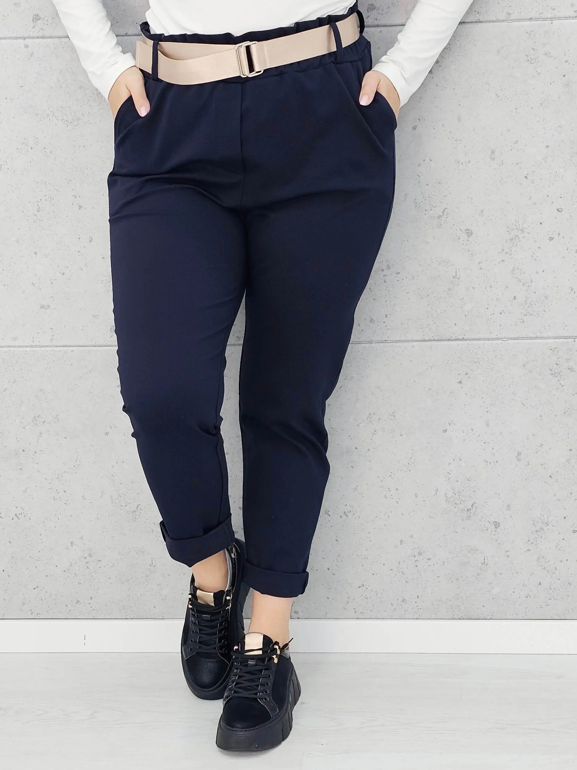 Spodnie z paskiem – eleganckie i wygodne spodnie XXL dla kobiet Stylowa XL