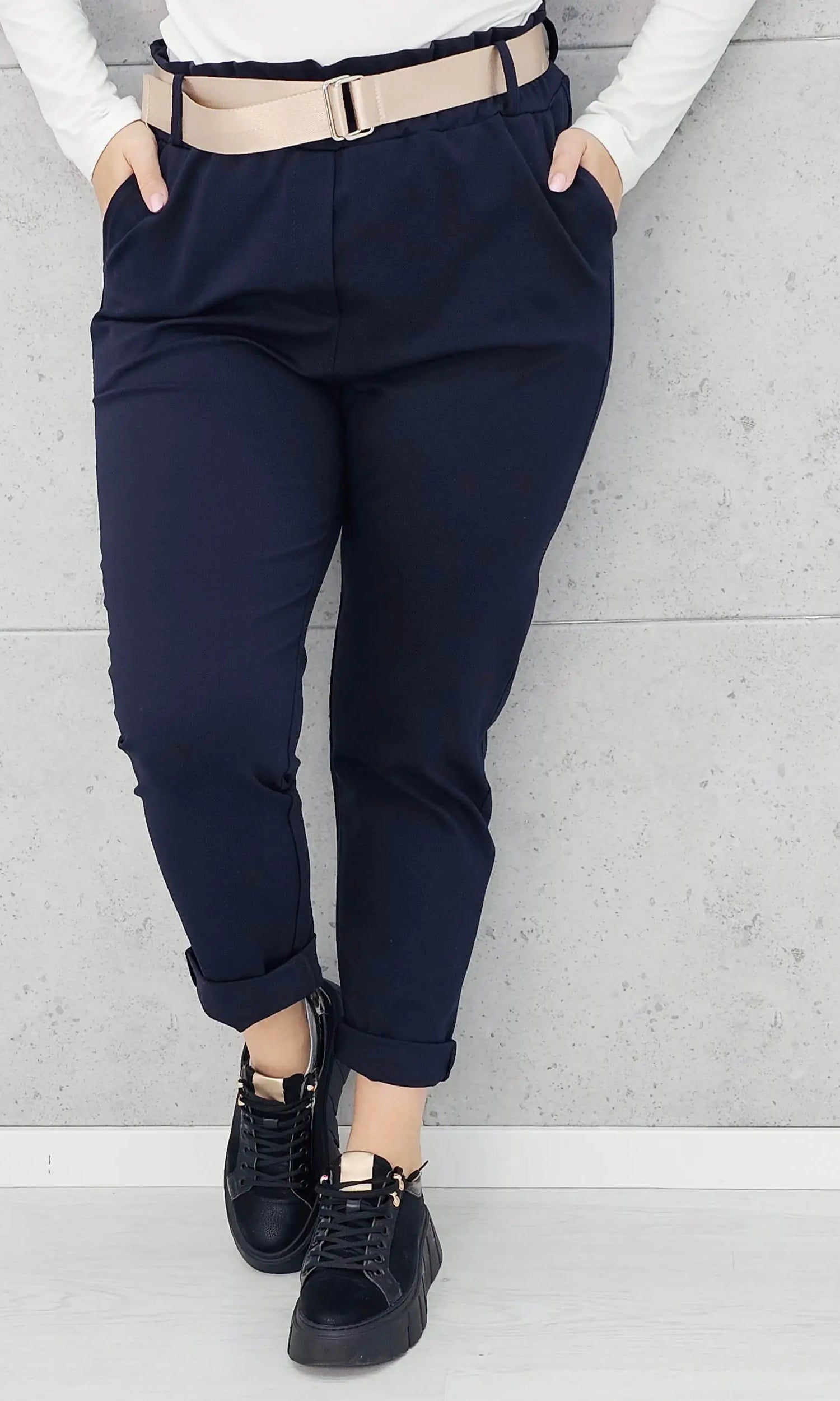 Spodnie z paskiem – eleganckie i wygodne spodnie XXL dla kobiet Stylowa XL