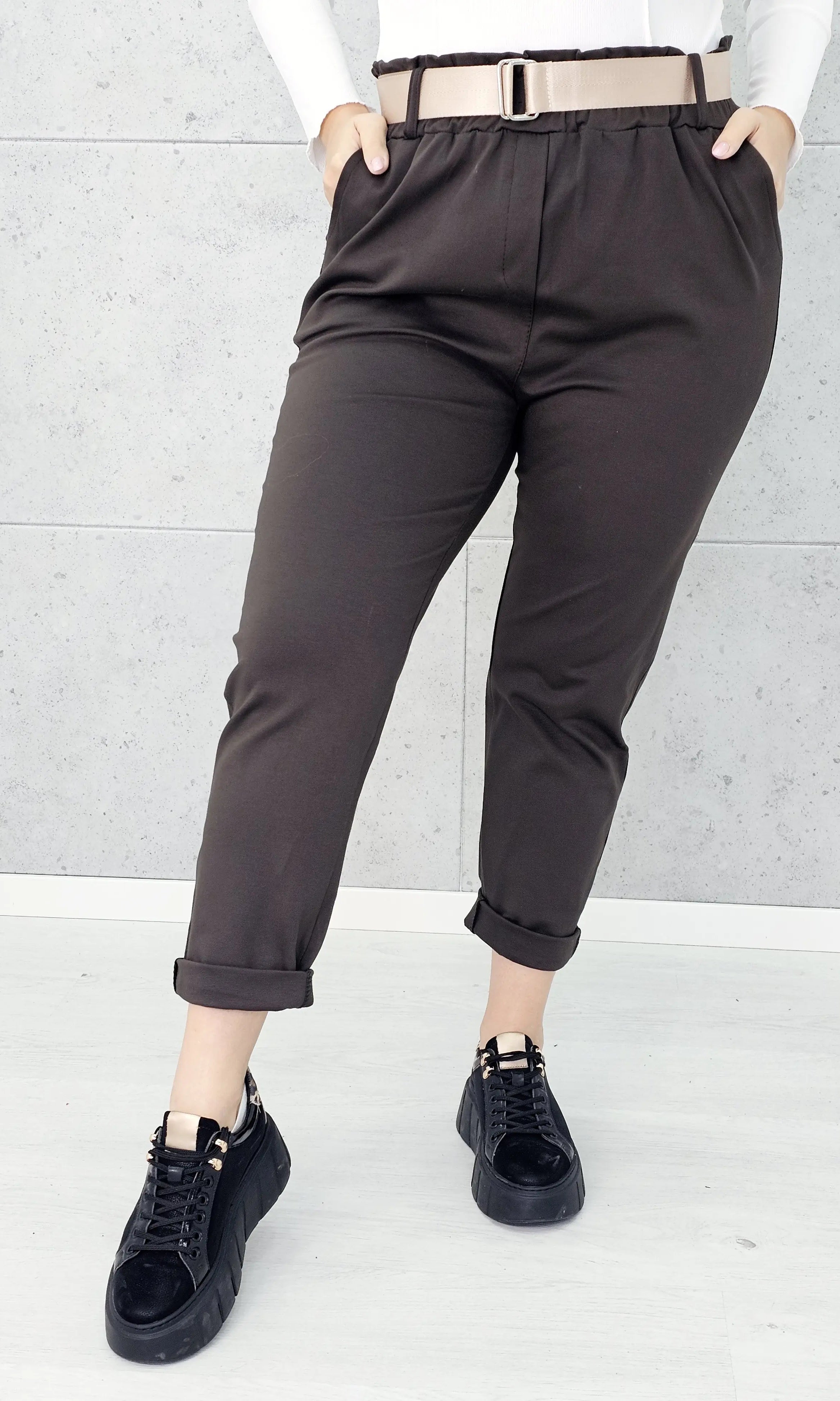 Spodnie z paskiem – eleganckie i wygodne spodnie XXL dla kobiet Stylowa XL