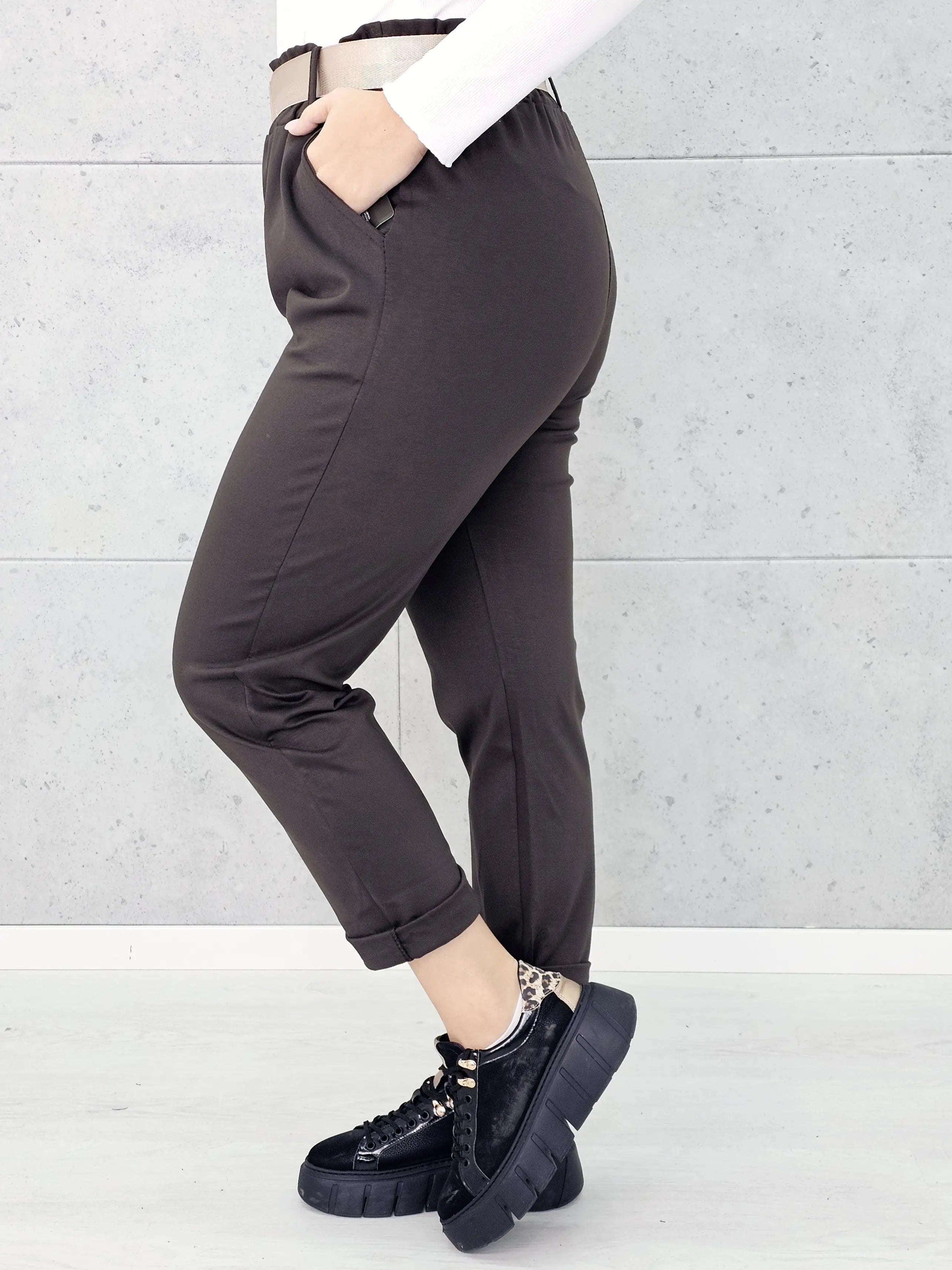 Spodnie z paskiem – eleganckie i wygodne spodnie XXL dla kobiet Stylowa XL