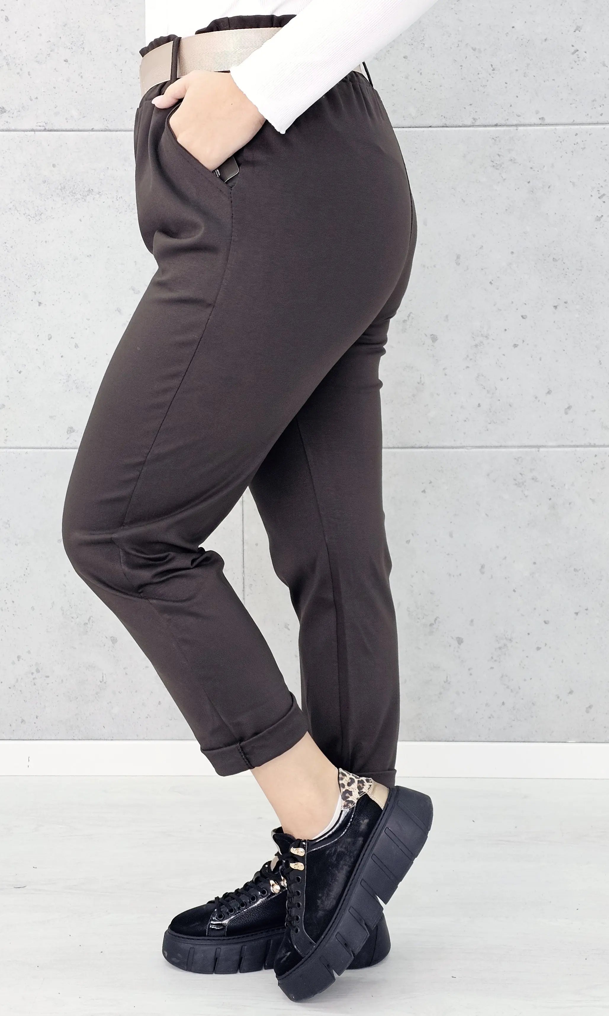 Spodnie z paskiem – eleganckie i wygodne spodnie XXL dla kobiet Stylowa XL