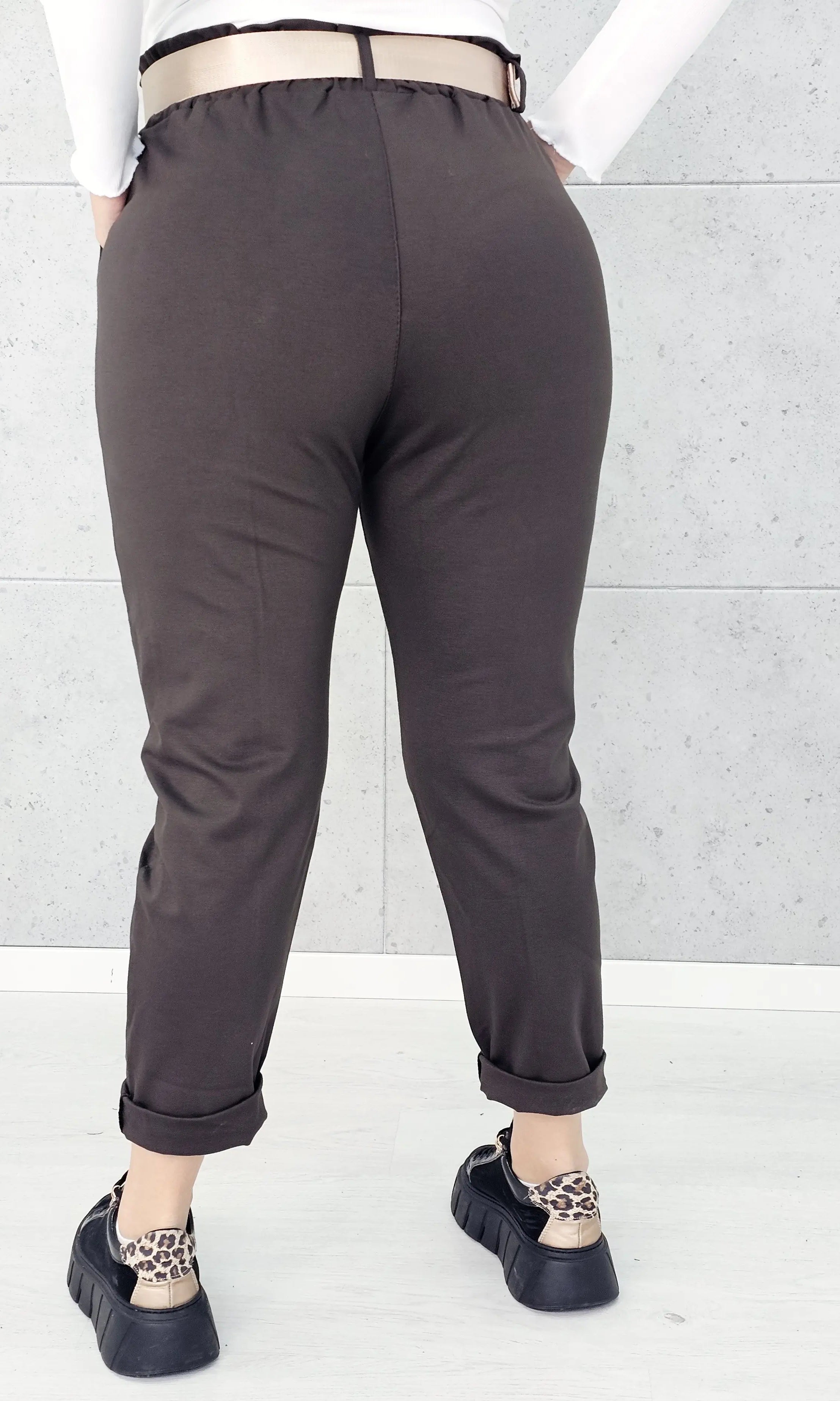 Spodnie z paskiem – eleganckie i wygodne spodnie XXL dla kobiet Stylowa XL