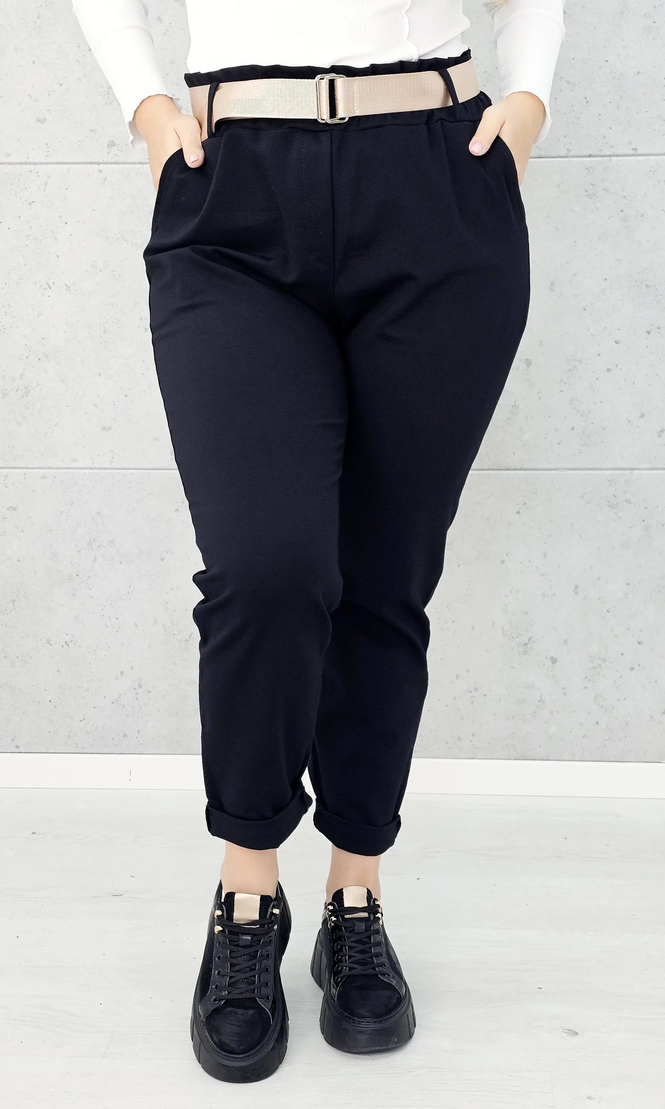 Spodnie z paskiem – eleganckie i wygodne spodnie XXL dla kobiet Stylowa XL