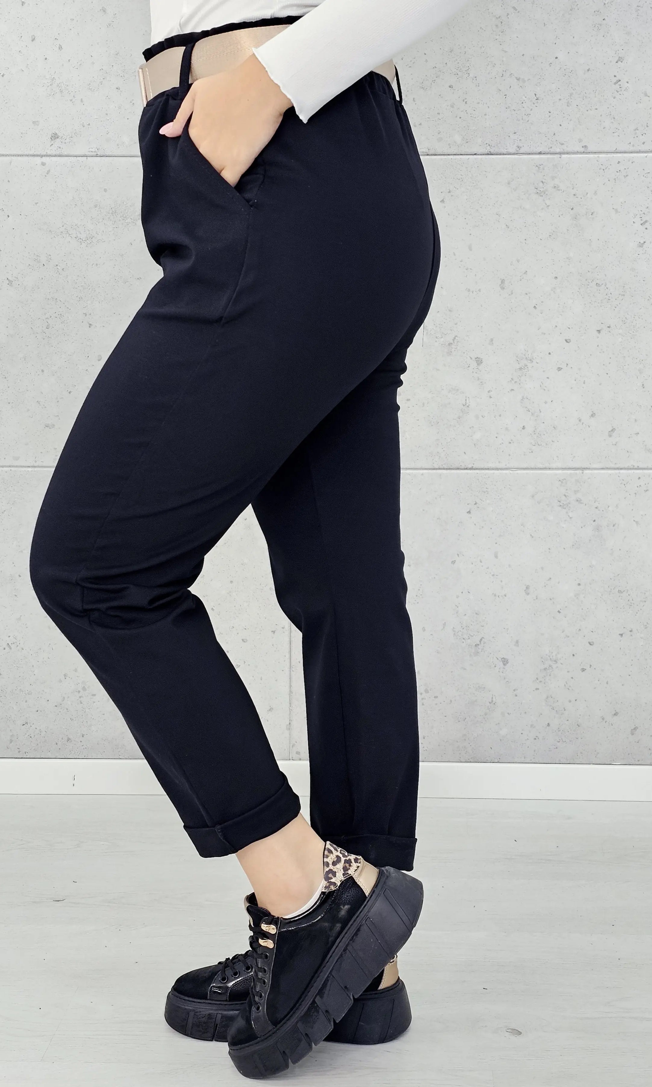 Spodnie z paskiem – eleganckie i wygodne spodnie XXL dla kobiet Stylowa XL