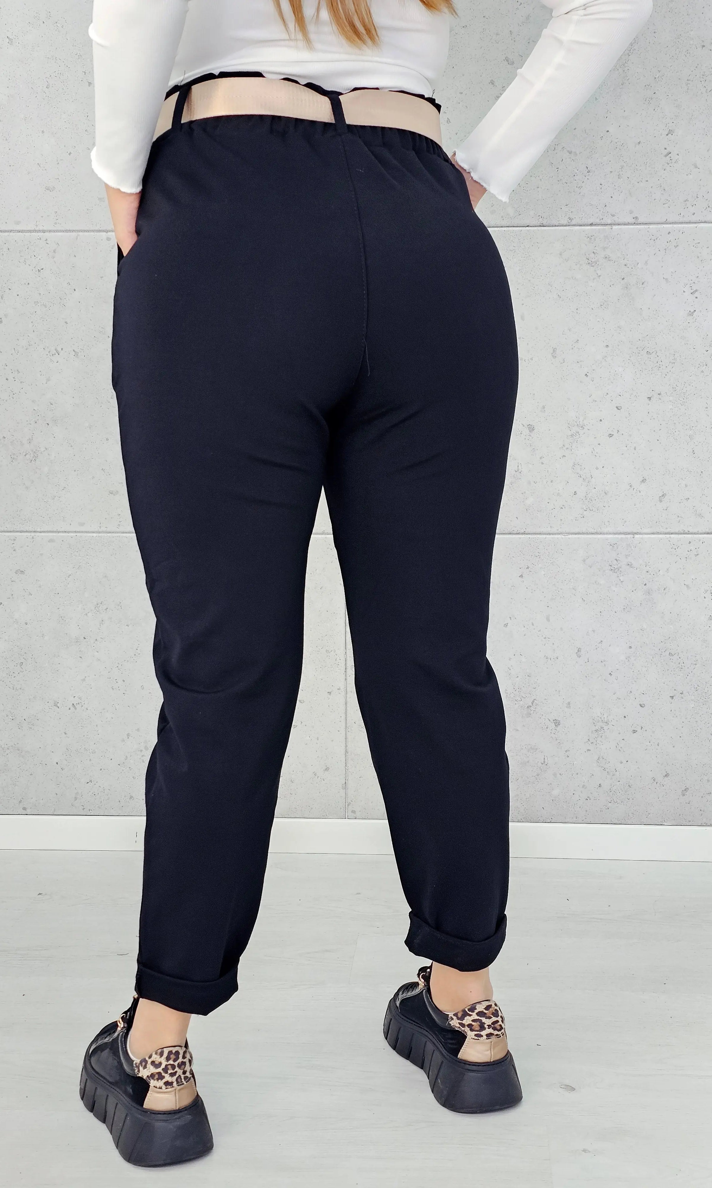 Spodnie z paskiem – eleganckie i wygodne spodnie XXL dla kobiet Stylowa XL