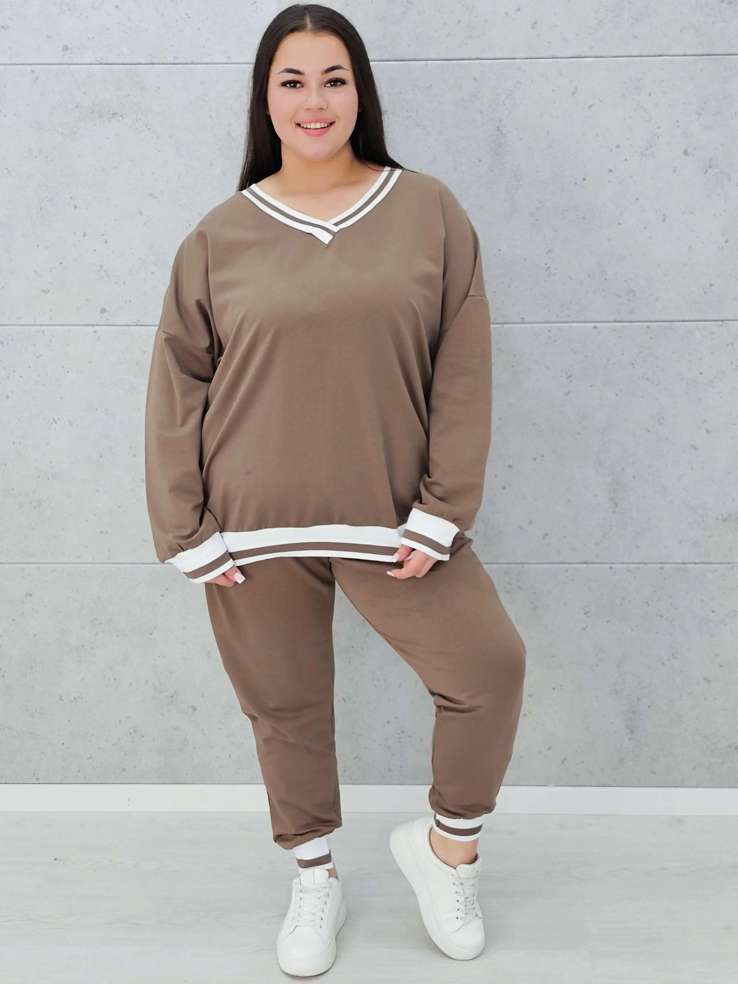 Sportowy komplet z kontrastowymi wykończeniami Stylowa XL