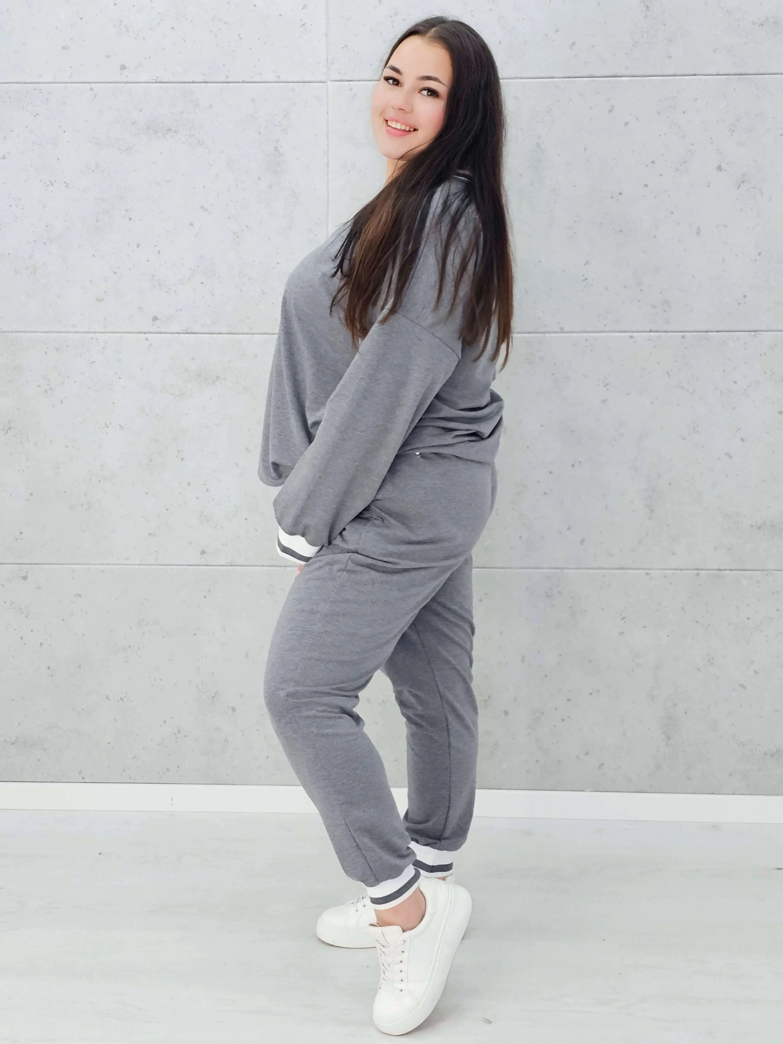 Sportowy komplet z kontrastowymi wykończeniami Stylowa XL