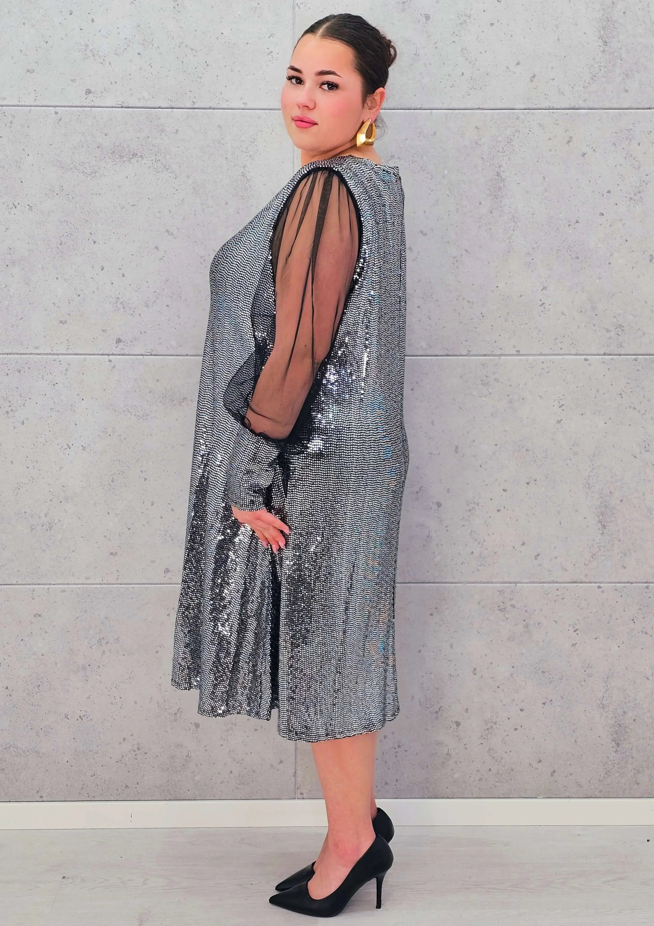 Srebrna sukienka z cekinami i tiulem Stylowa XL