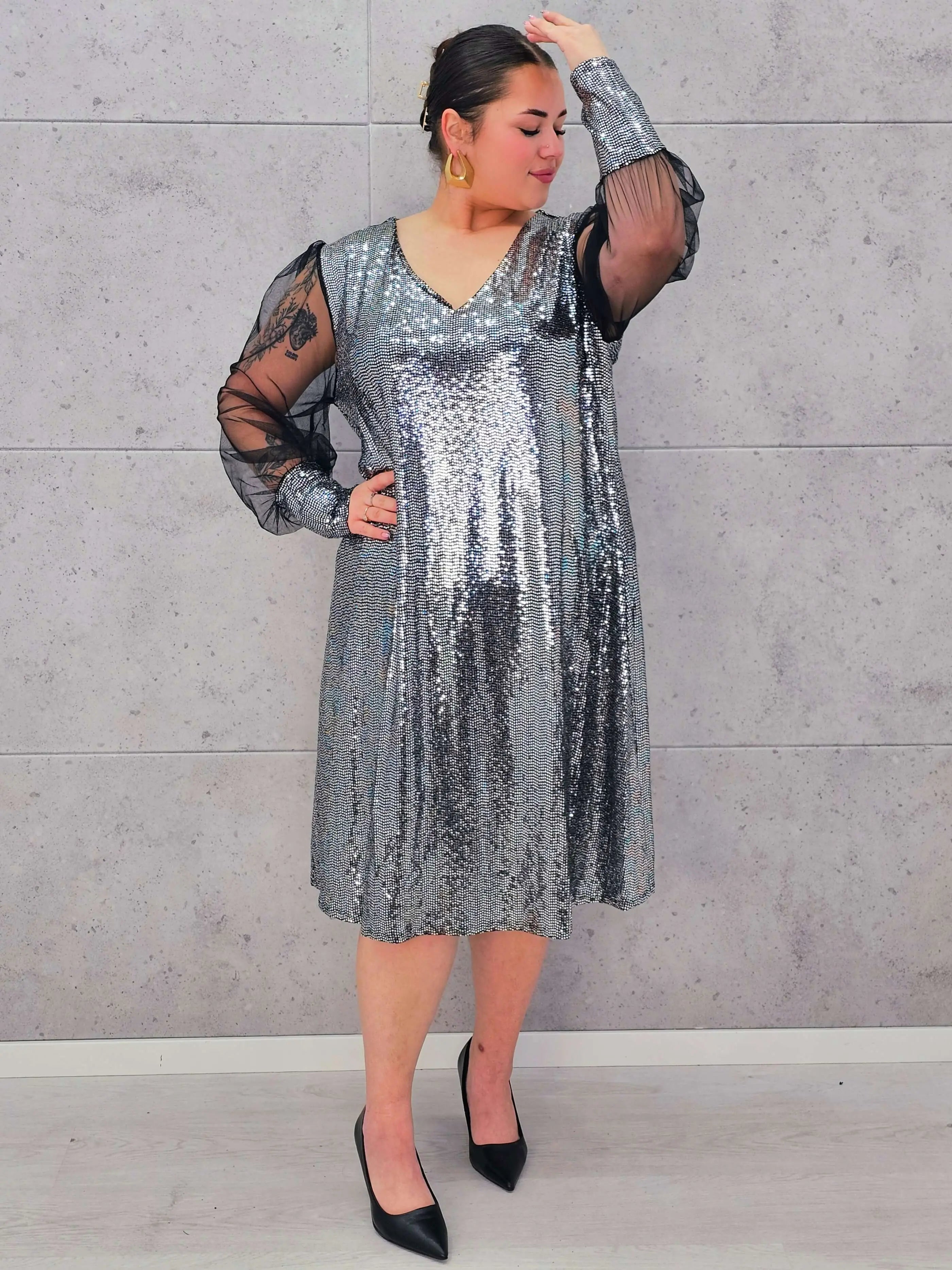 Srebrna sukienka z cekinami i tiulem Stylowa XL