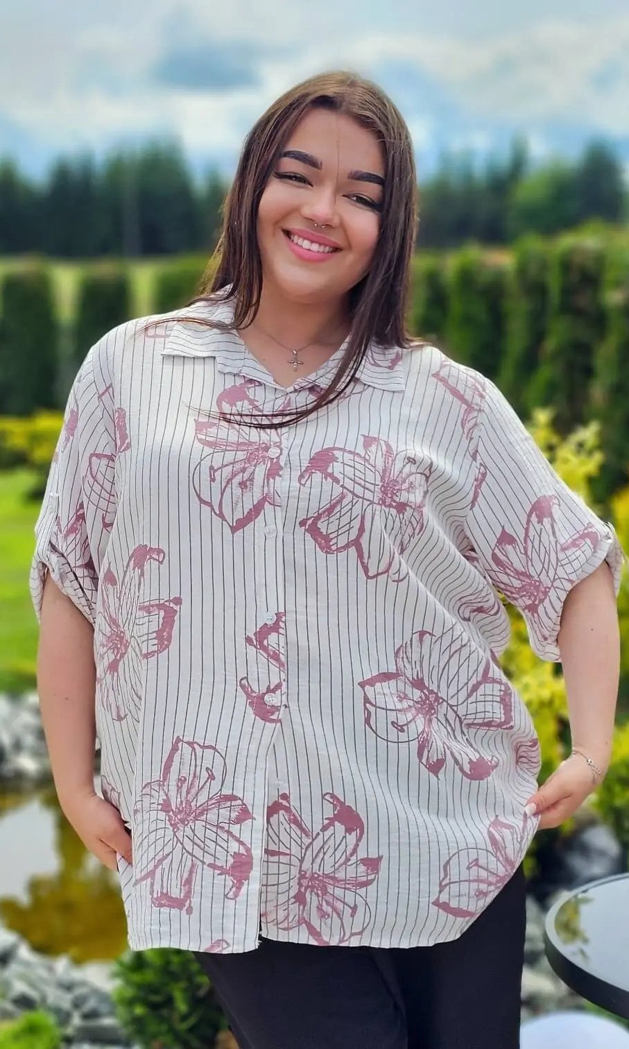 Stylowa bluzka koszulowa w kwiatowy wzór Stylowa XL