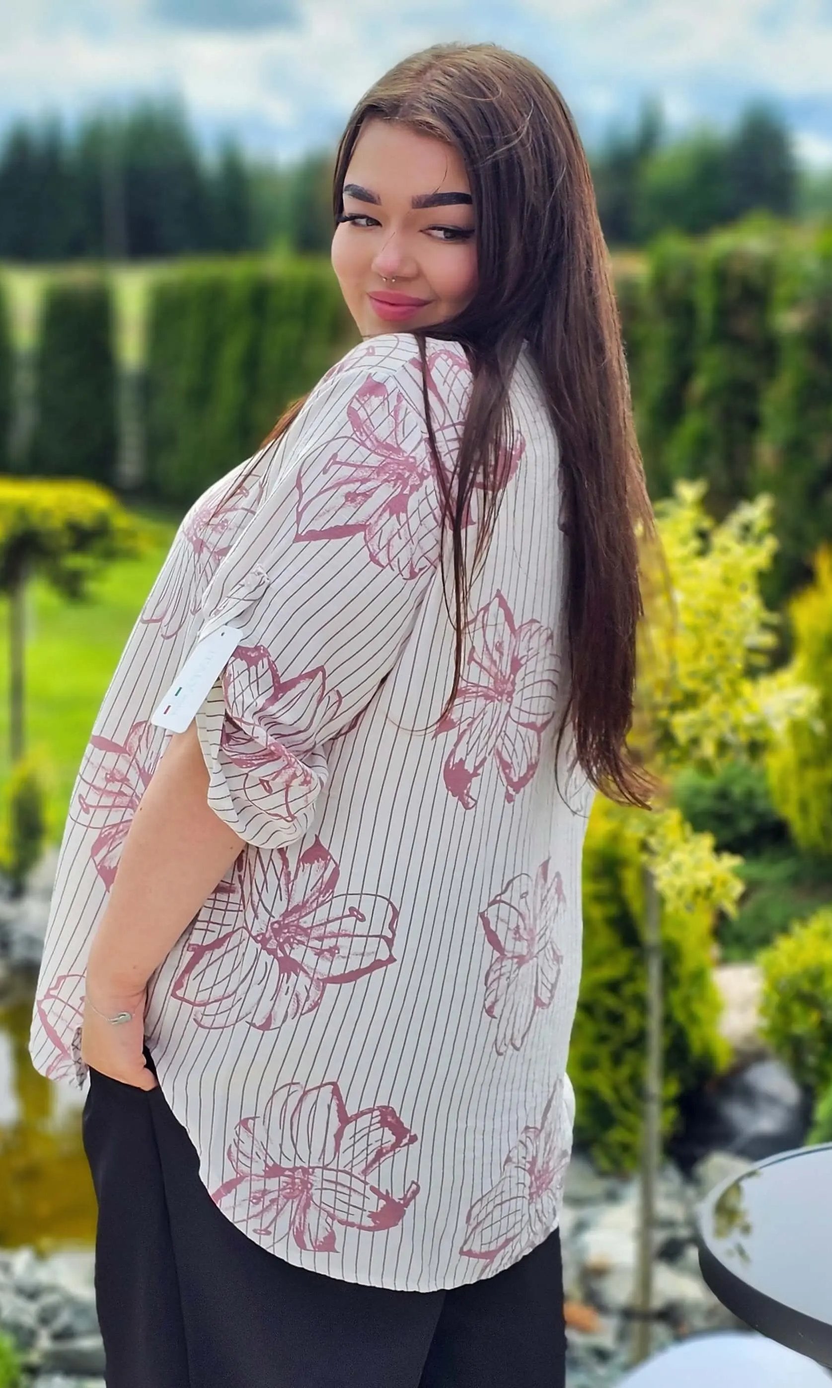 Stylowa bluzka koszulowa w kwiatowy wzór Stylowa XL