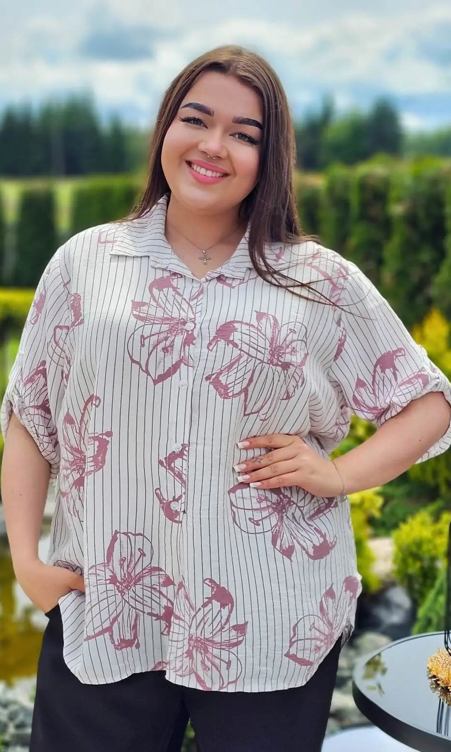 Stylowa bluzka koszulowa w kwiatowy wzór Stylowa XL