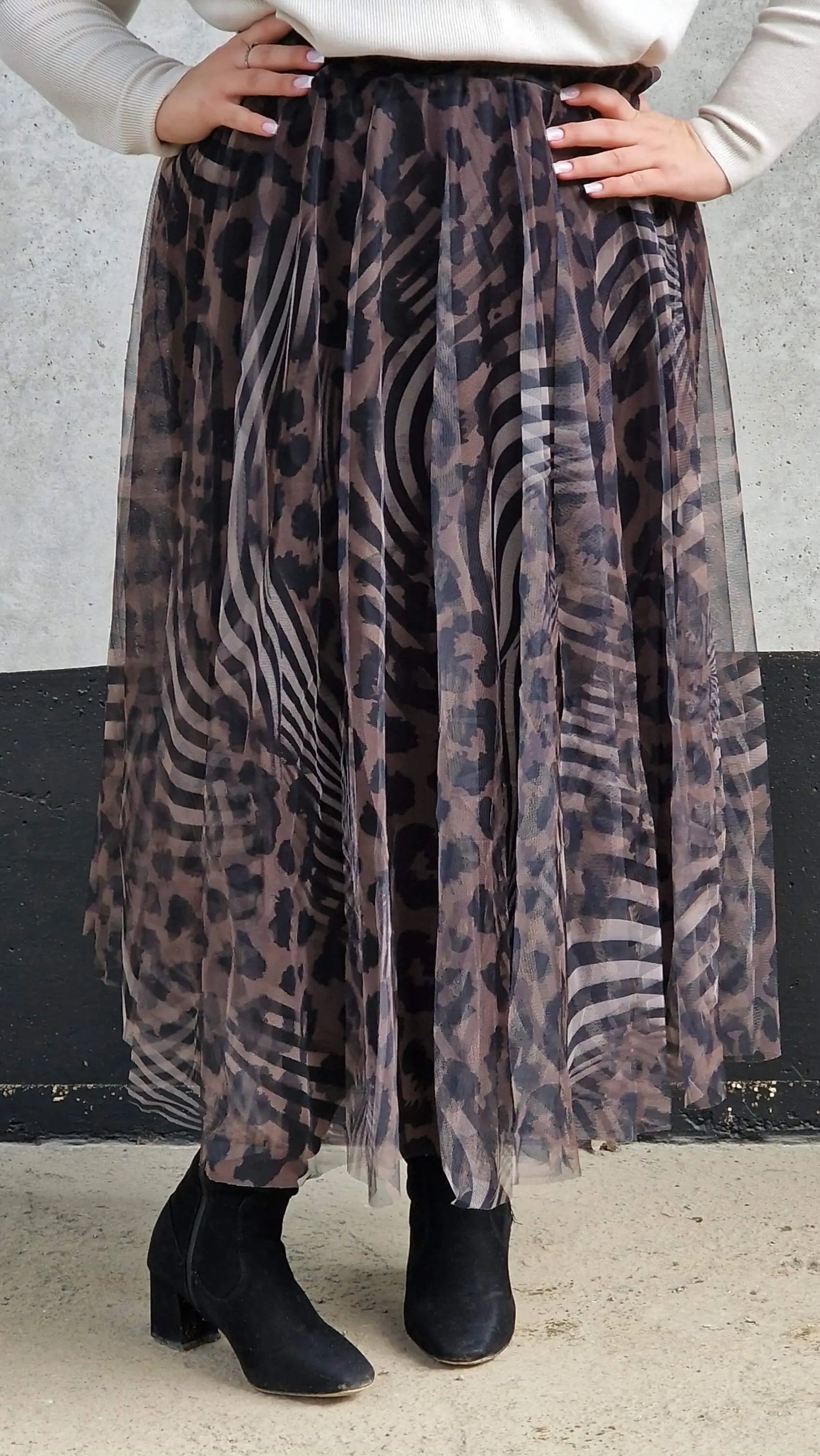 Stylowa spódnica midi z tiulem i wyrazistym printem w zwierzęce wzory zebry Stylowa XL