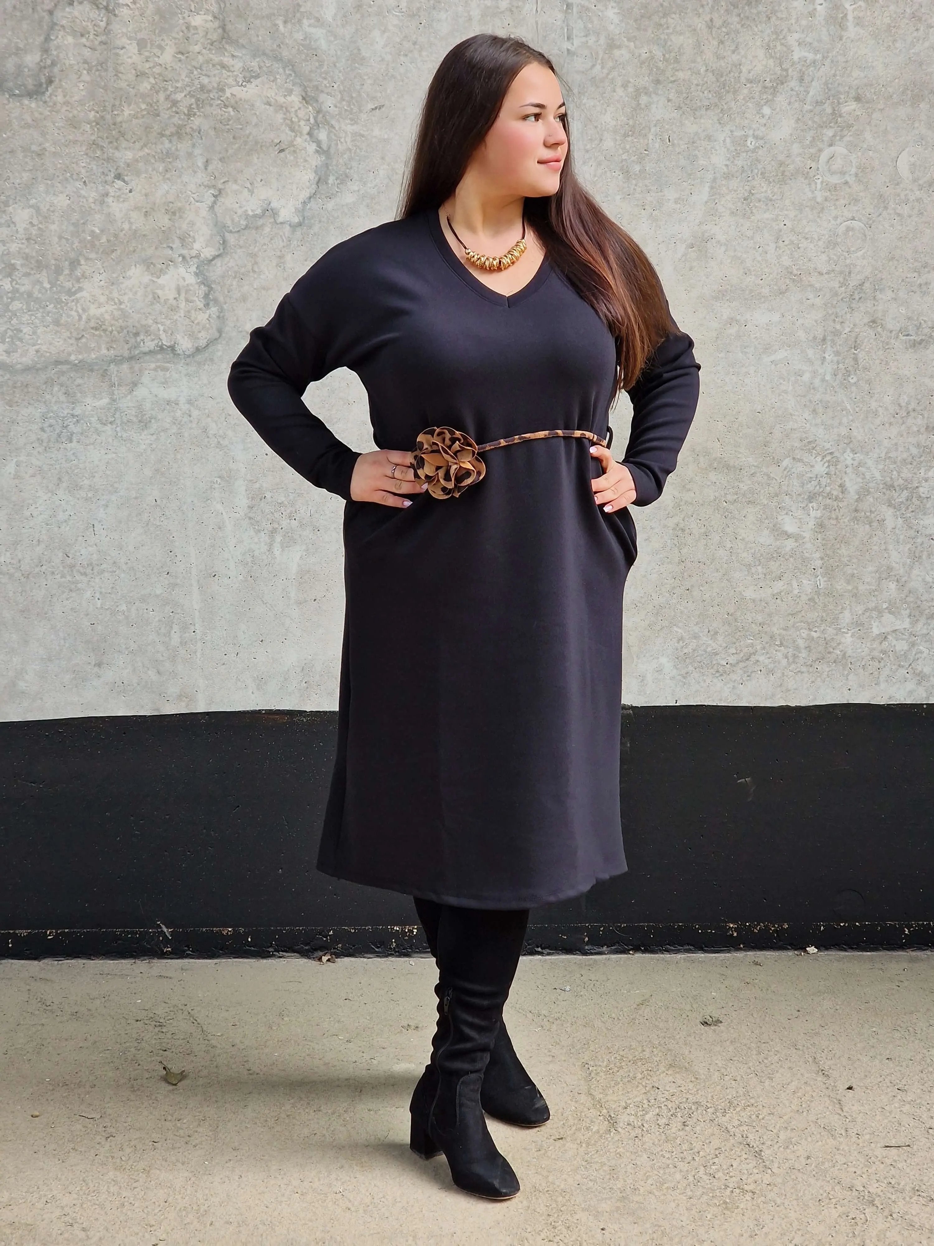 Stylowa sukienka z ozdobną aplikacją kwiatka Stylowa XL