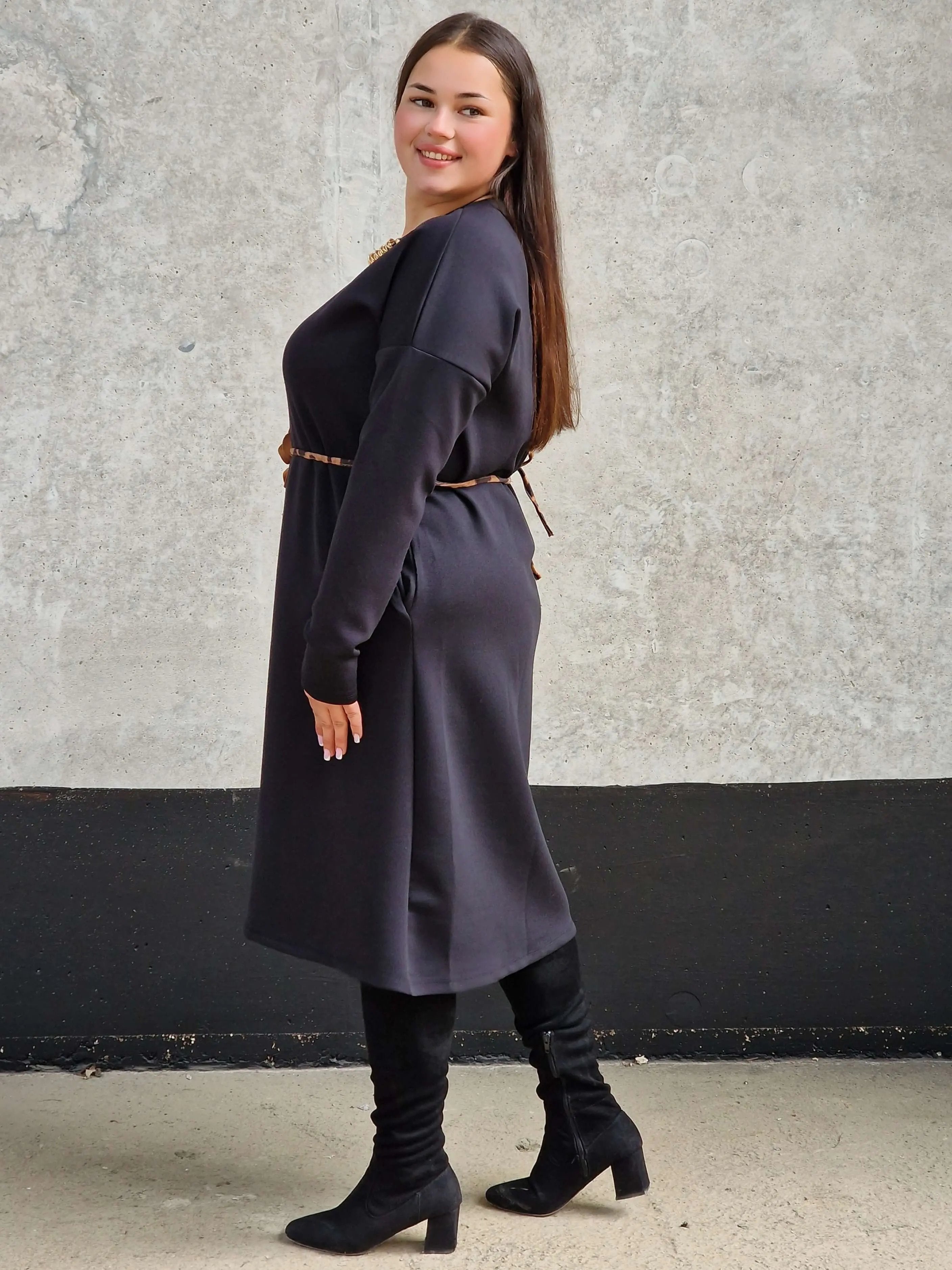 Stylowa sukienka z ozdobną aplikacją kwiatka Stylowa XL