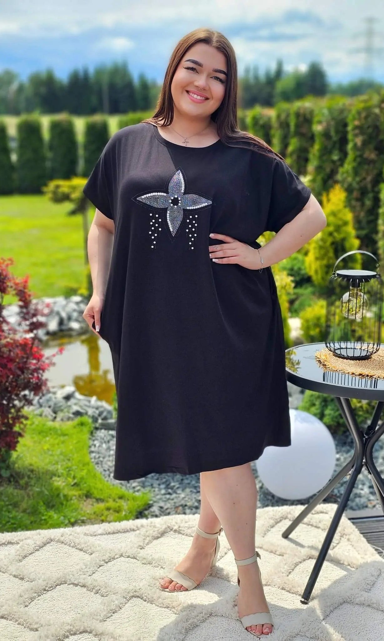 Stylowa sukienka z ozdobnym motywem Stylowa XL