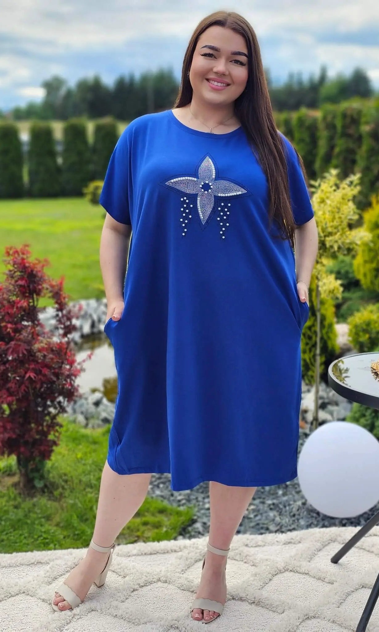 Stylowa sukienka z ozdobnym motywem Stylowa XL