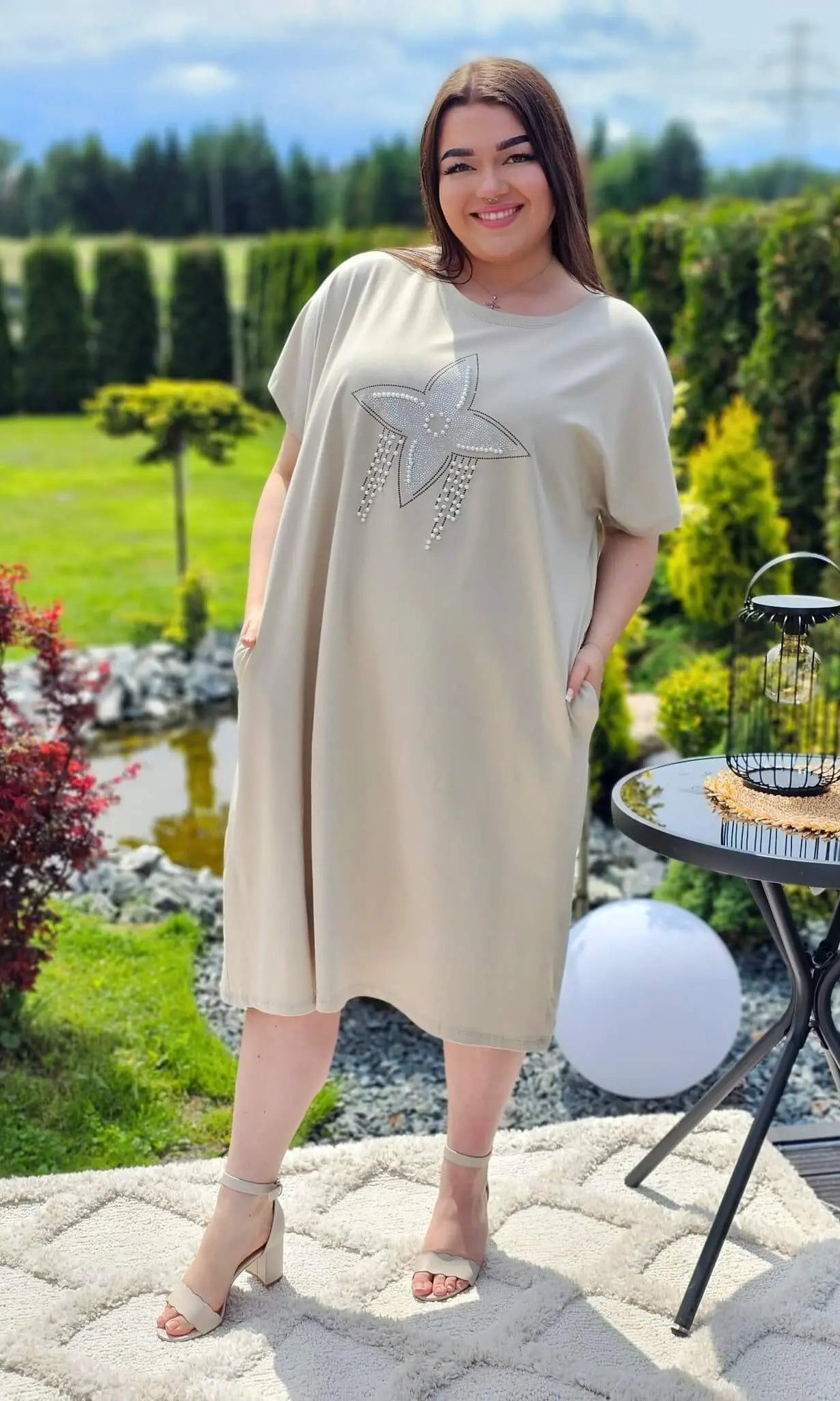 Stylowa sukienka z ozdobnym motywem Stylowa XL