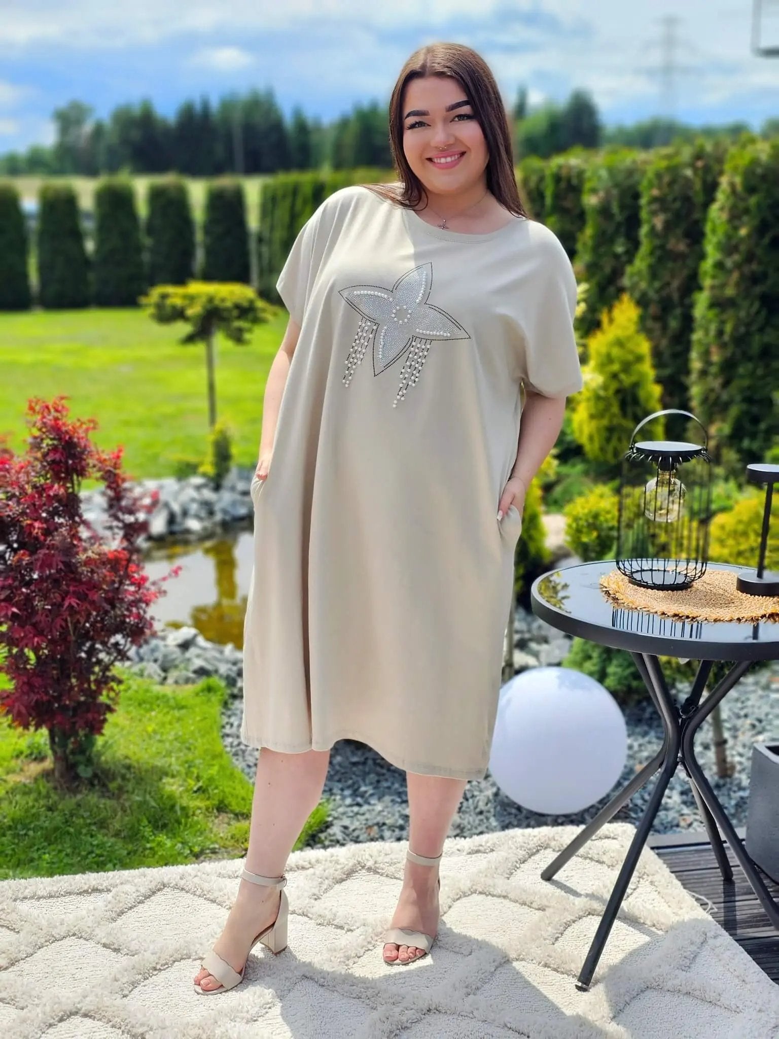 Stylowa sukienka z ozdobnym motywem Stylowa XL