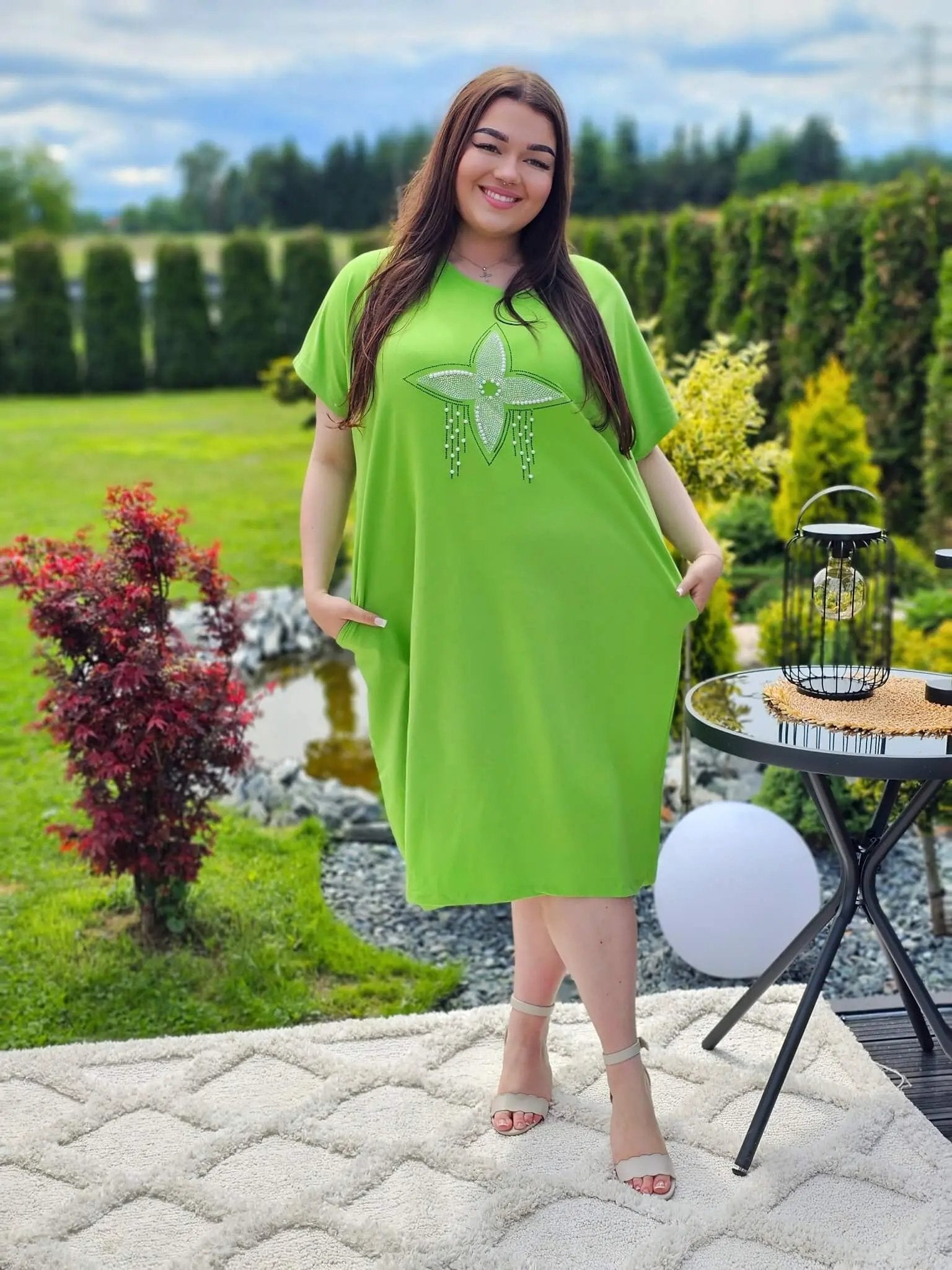 Stylowa sukienka z ozdobnym motywem Stylowa XL