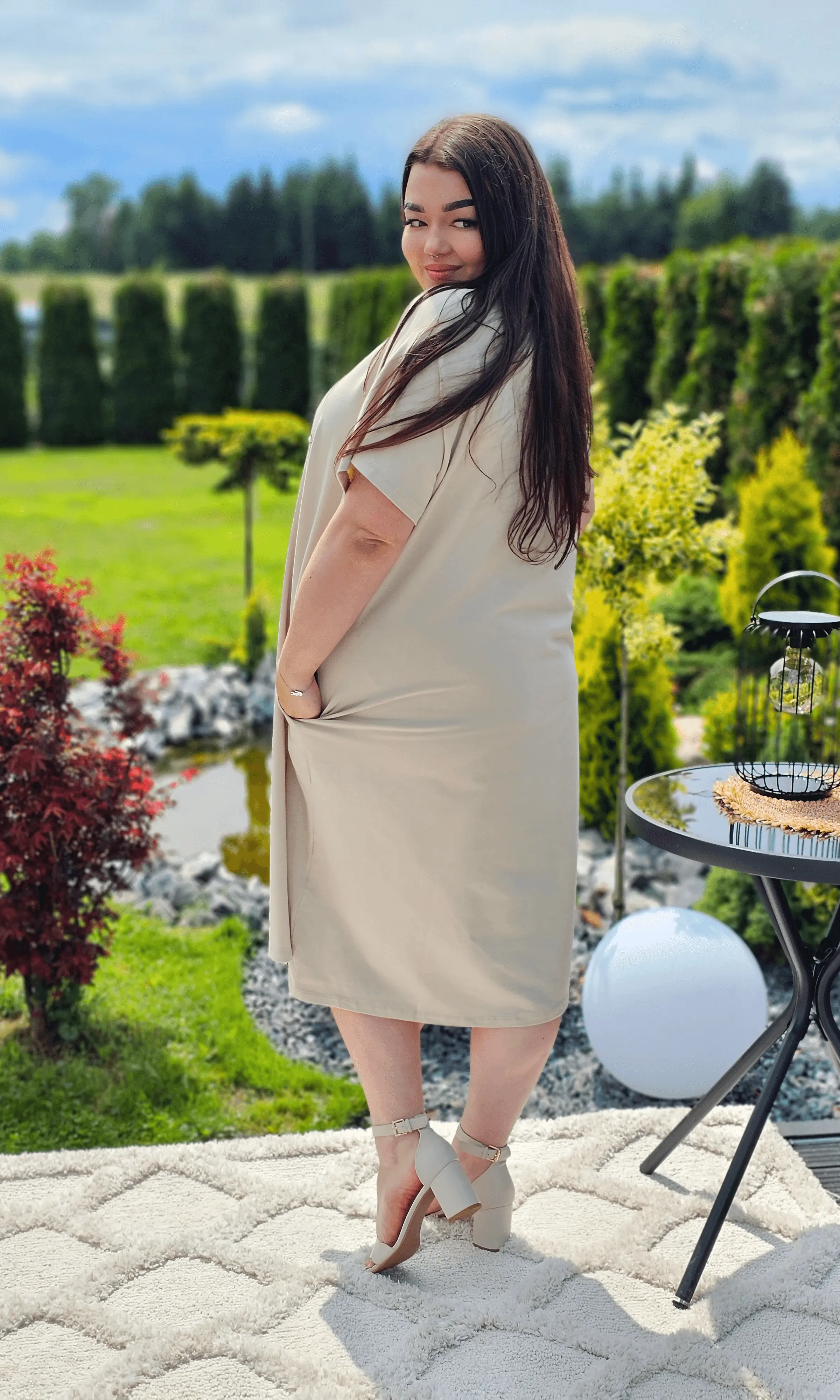 Stylowa sukienka z ozdobnym motywem Stylowa XL