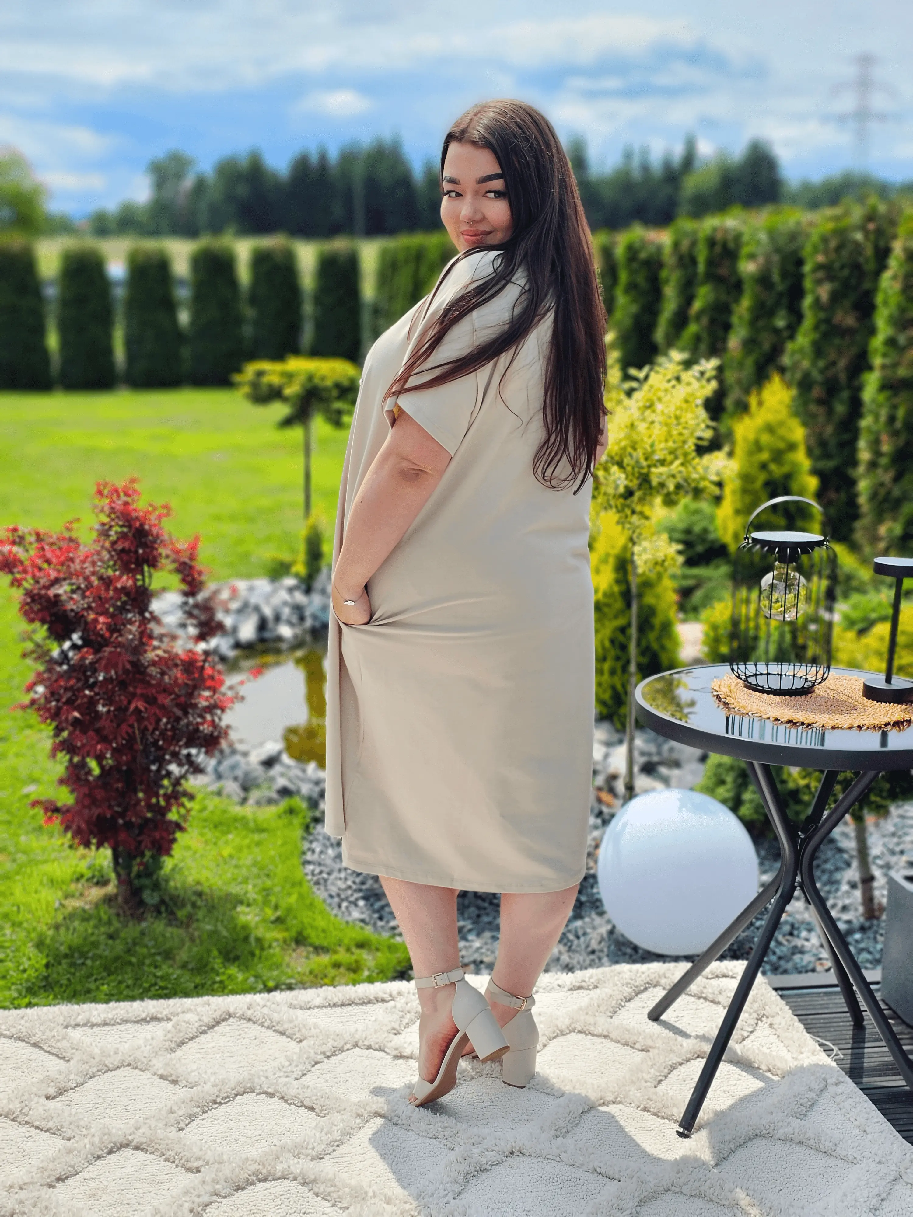 Stylowa sukienka z ozdobnym motywem Stylowa XL