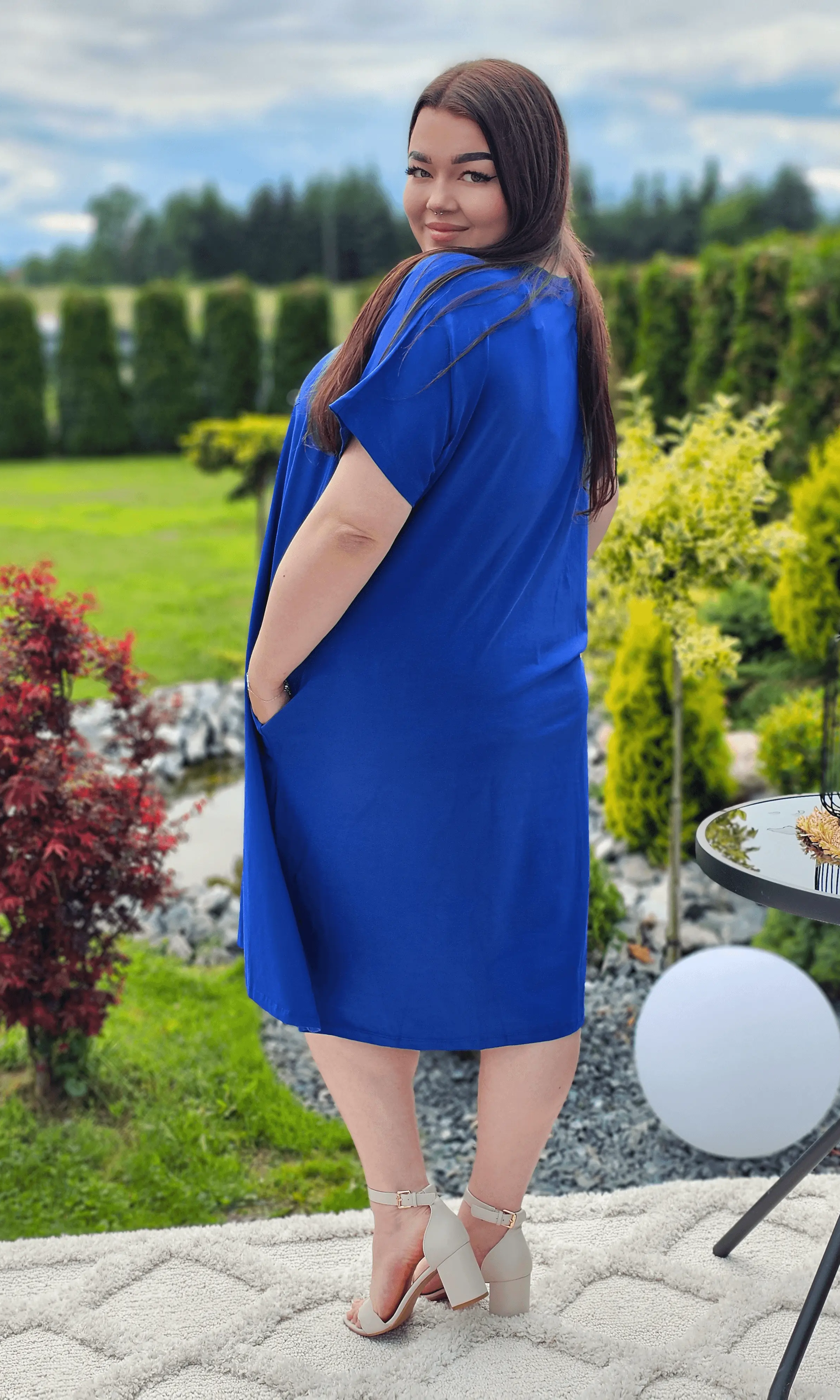 Stylowa sukienka z ozdobnym motywem Stylowa XL