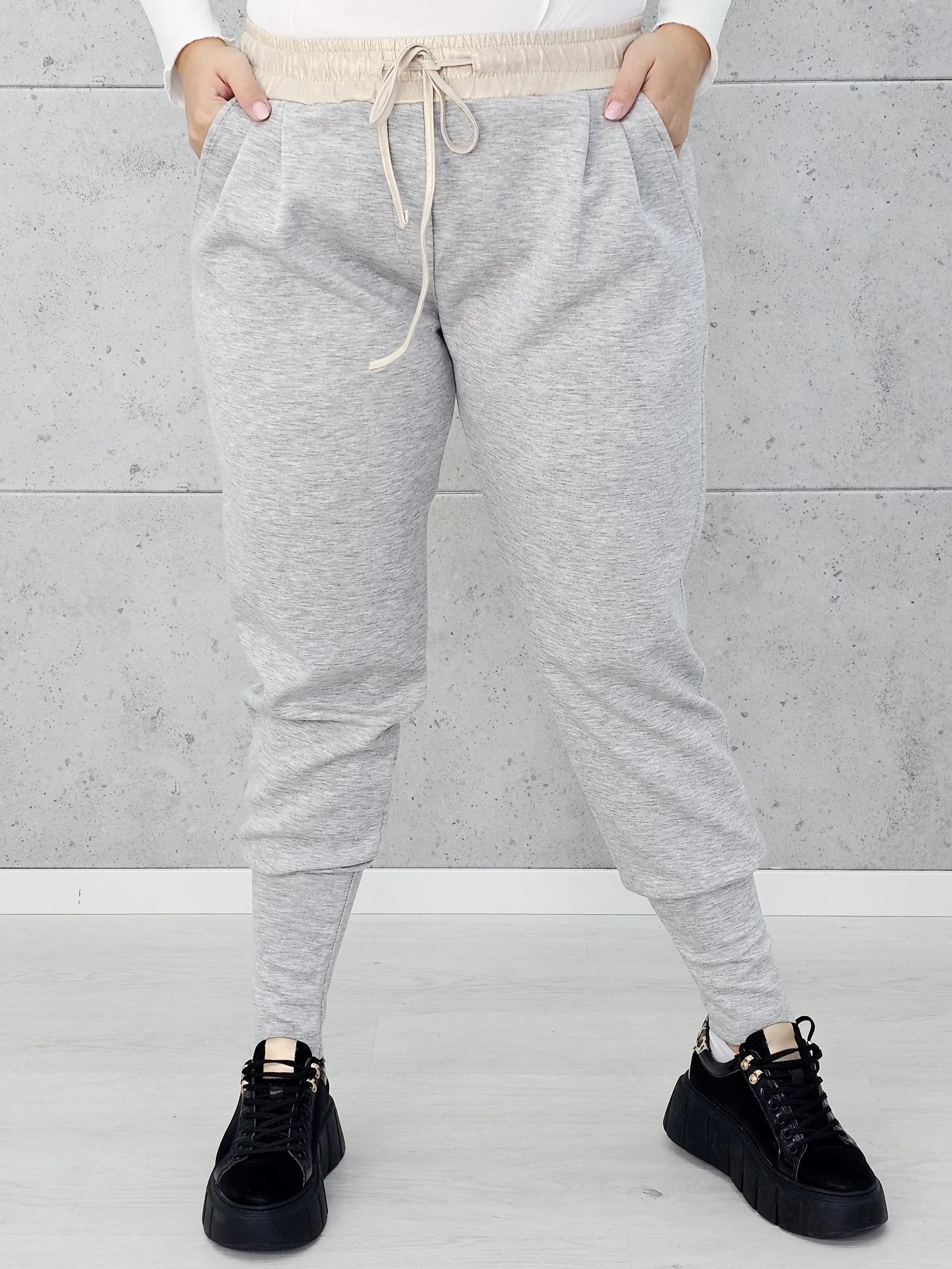 Stylowe i Wygodne Spodnie Dresowe z Kontrastowym Pasem Stylowa XL