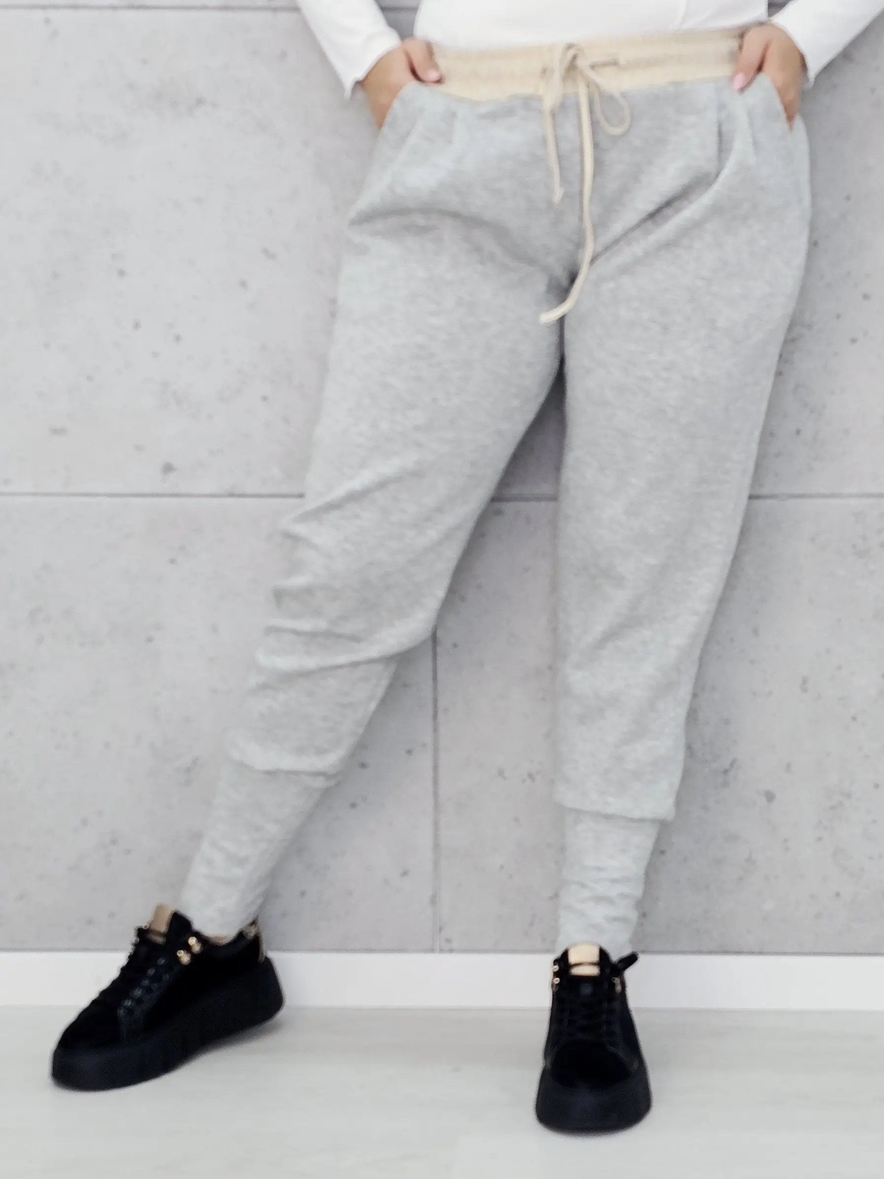 Stylowe i Wygodne Spodnie Dresowe z Kontrastowym Pasem Stylowa XL