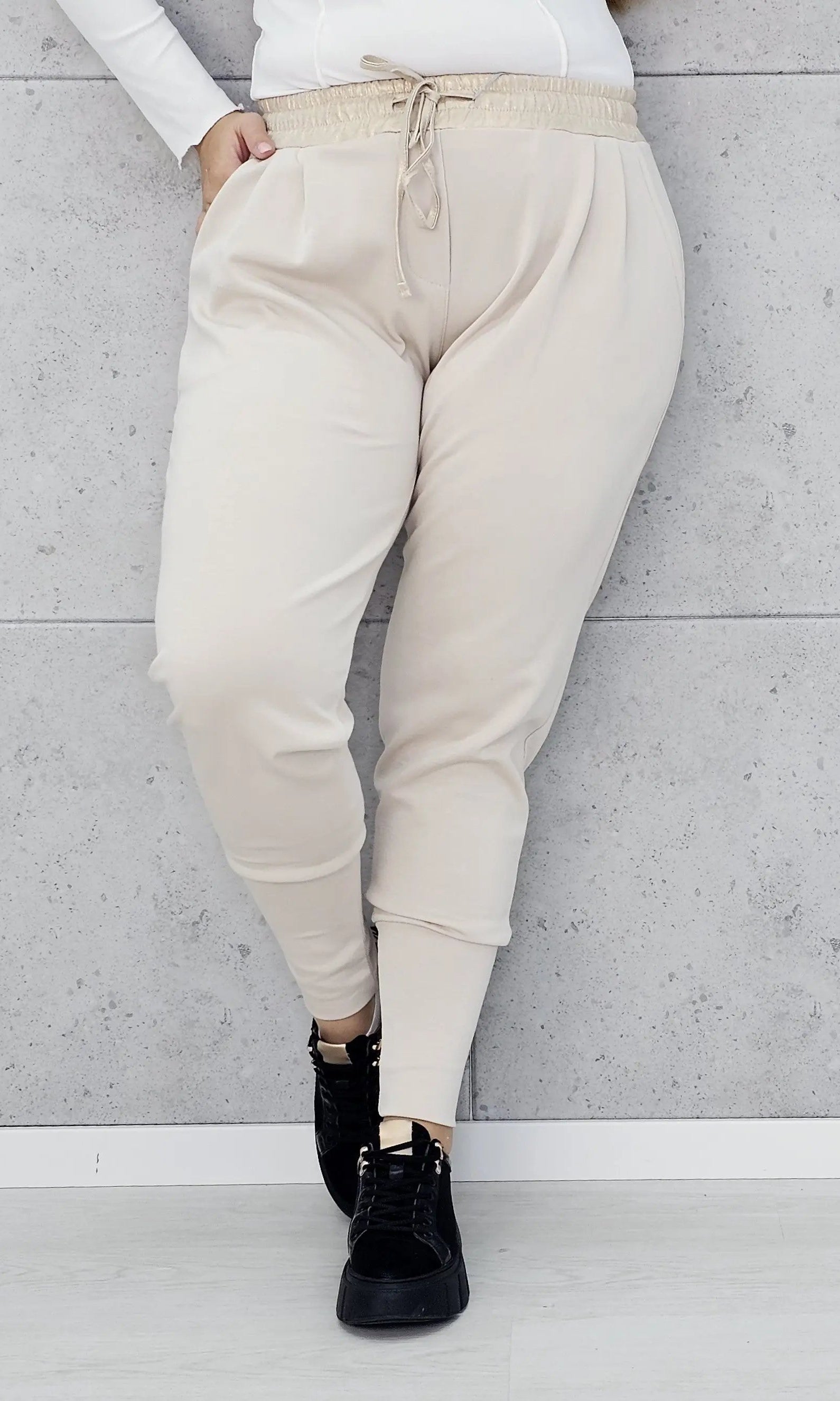 Stylowe i Wygodne Spodnie Dresowe z Kontrastowym Pasem Stylowa XL