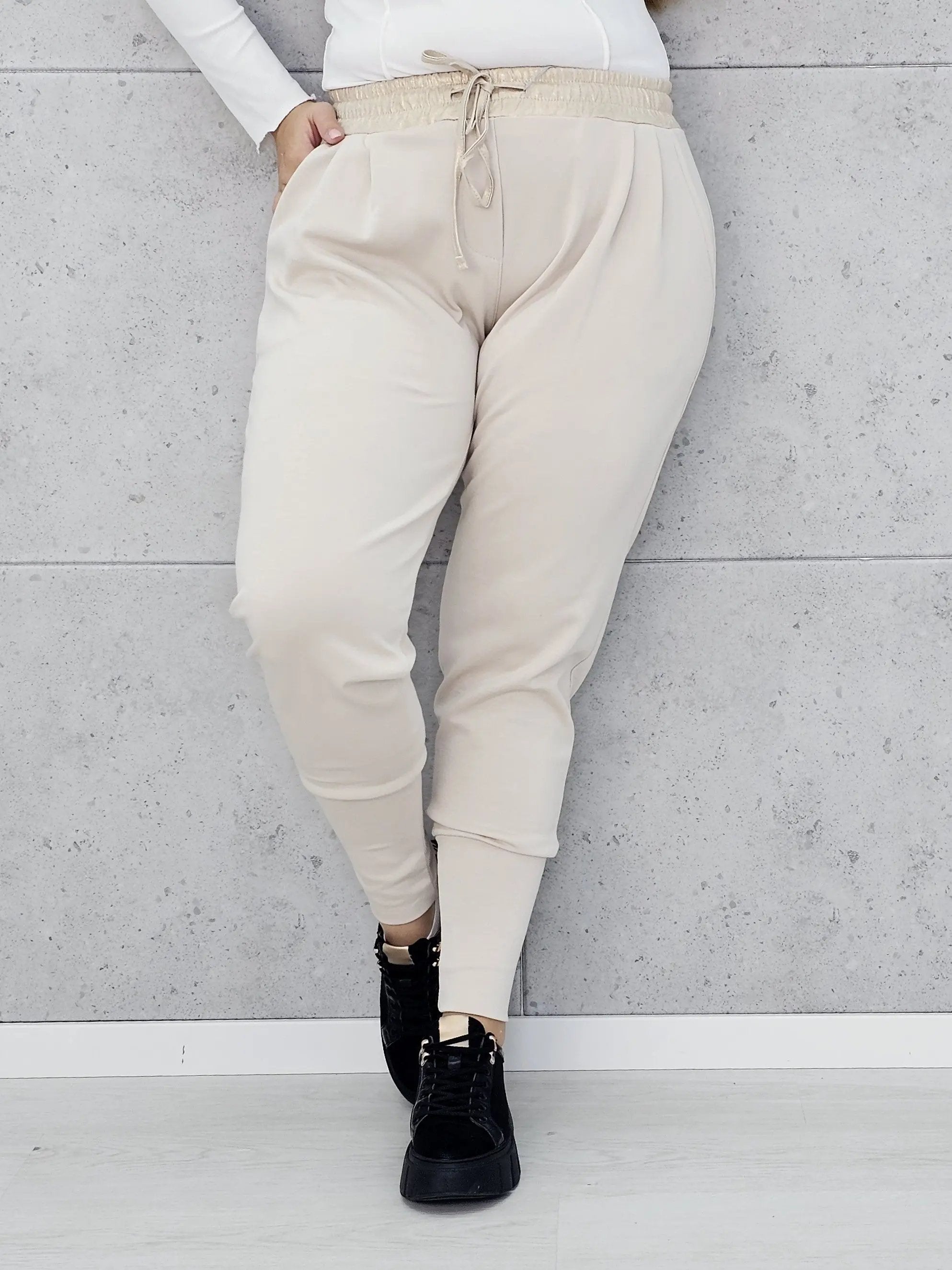 Stylowe i Wygodne Spodnie Dresowe z Kontrastowym Pasem Stylowa XL