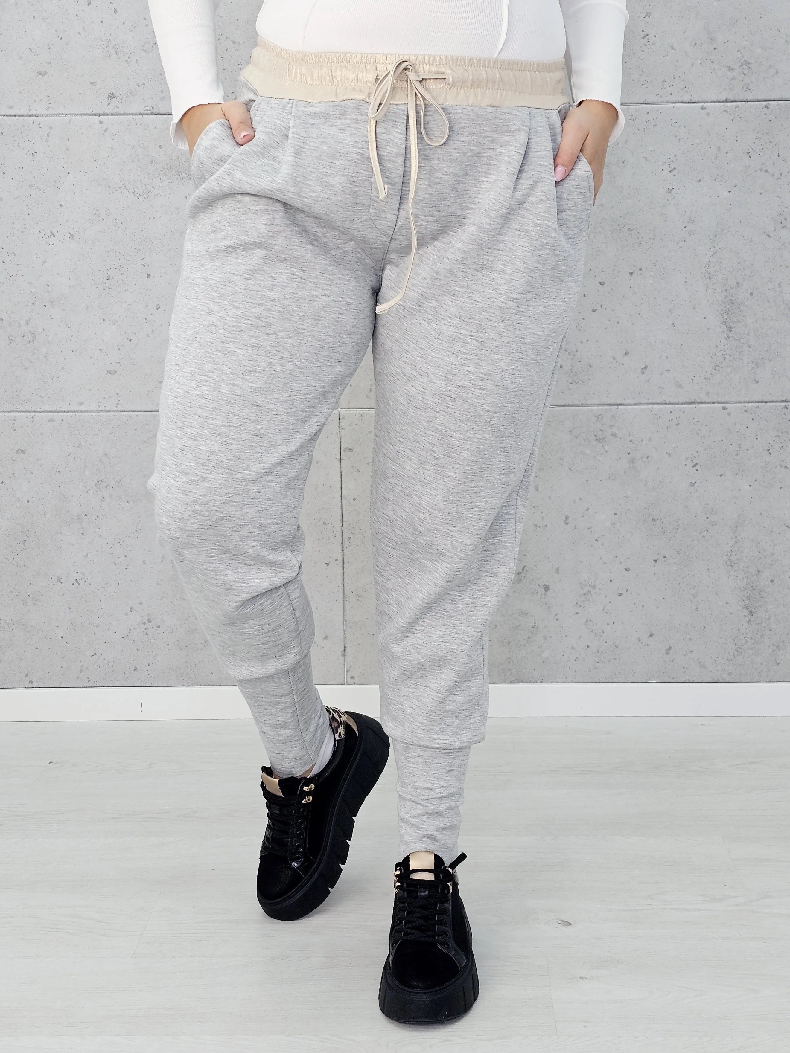 Stylowe i Wygodne Spodnie Dresowe z Kontrastowym Pasem Stylowa XL