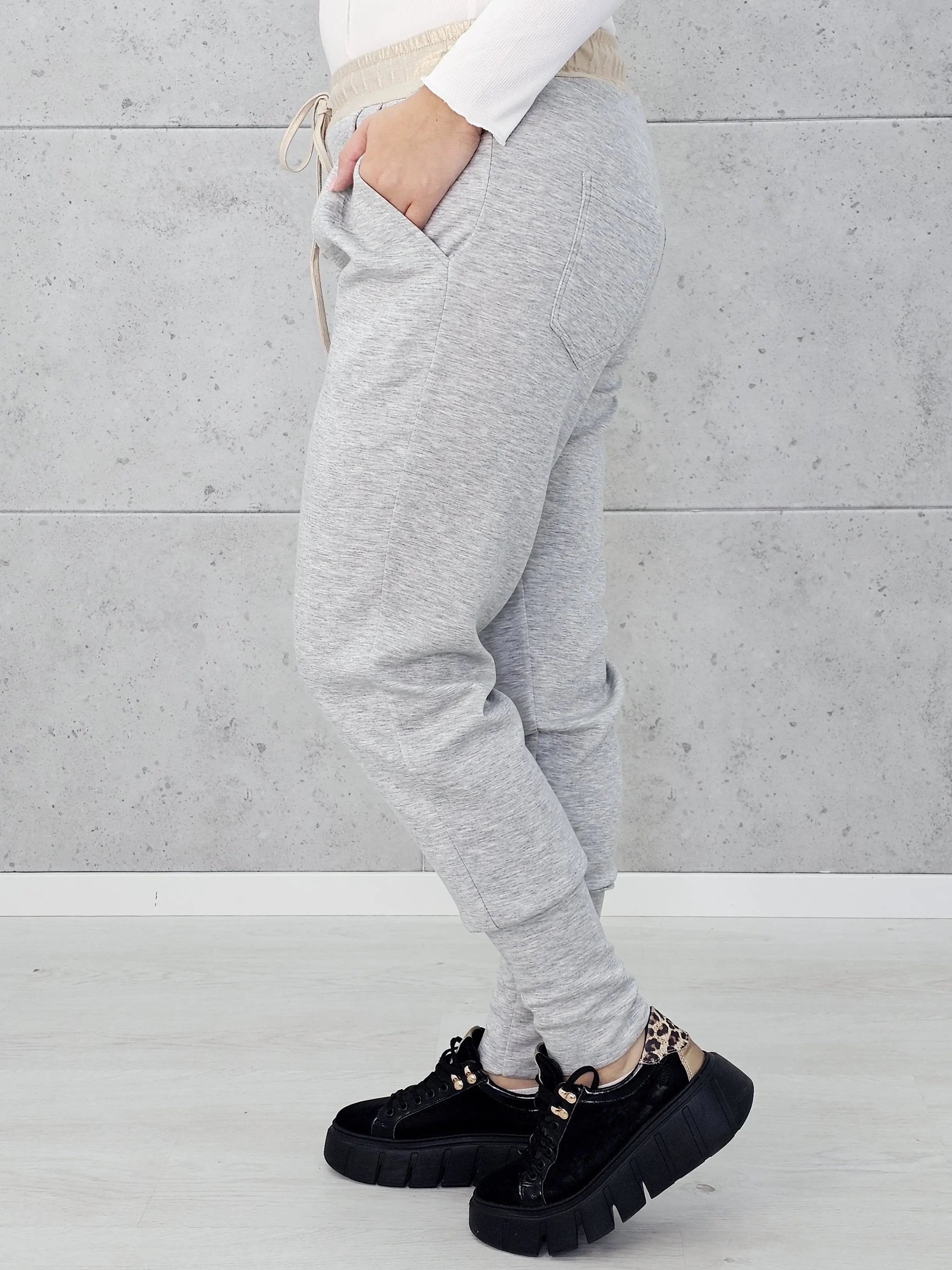 Stylowe i Wygodne Spodnie Dresowe z Kontrastowym Pasem Stylowa XL