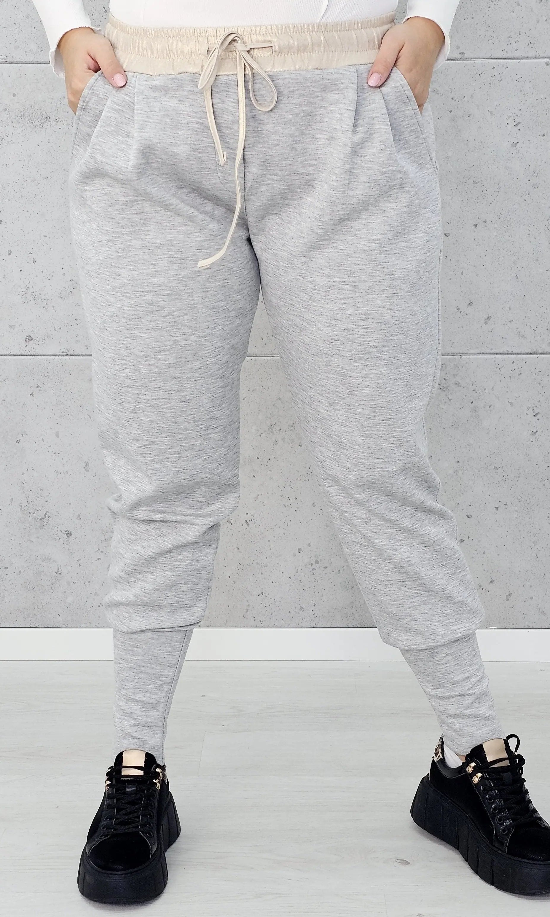 Stylowe i Wygodne Spodnie Dresowe z Kontrastowym Pasem Stylowa XL