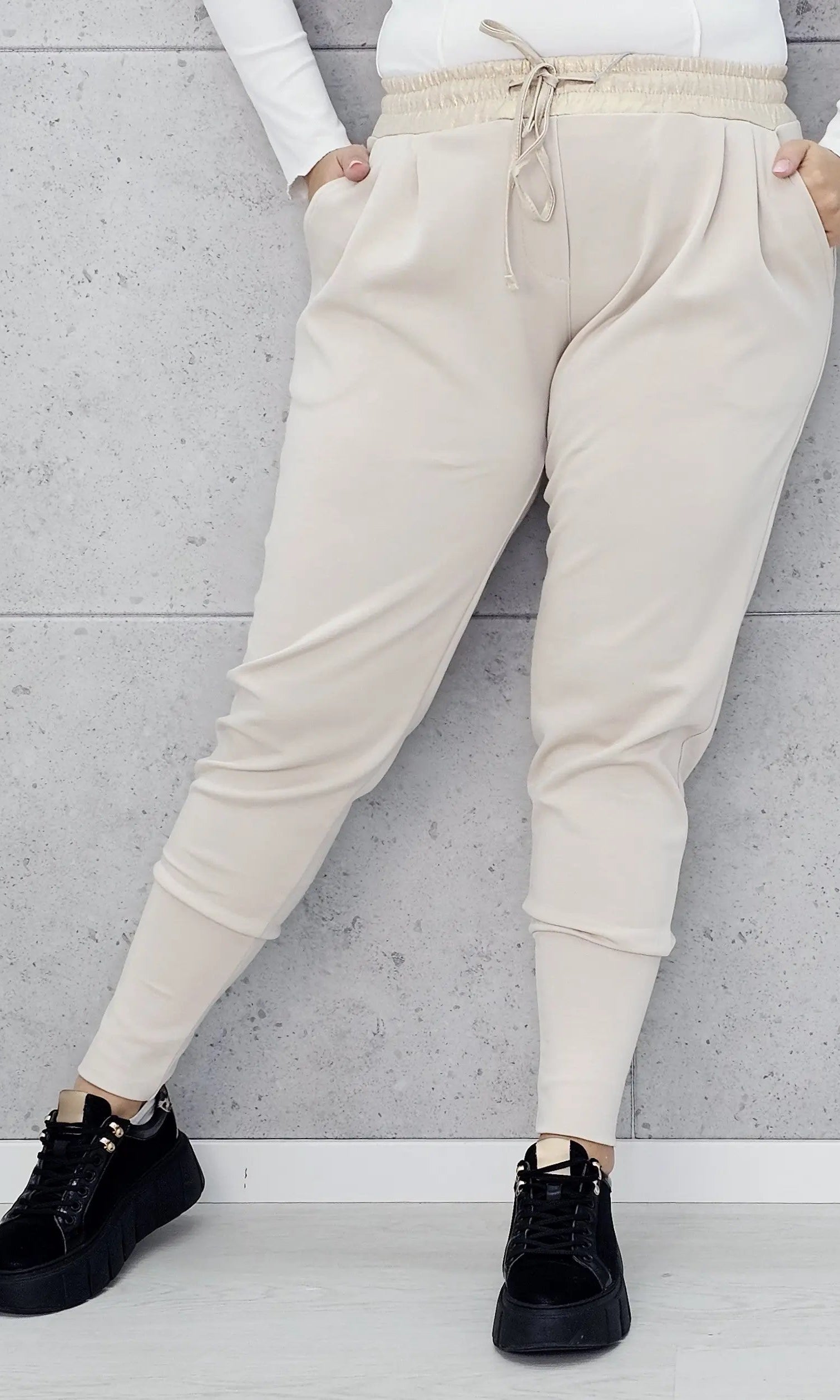 Stylowe i Wygodne Spodnie Dresowe z Kontrastowym Pasem Stylowa XL