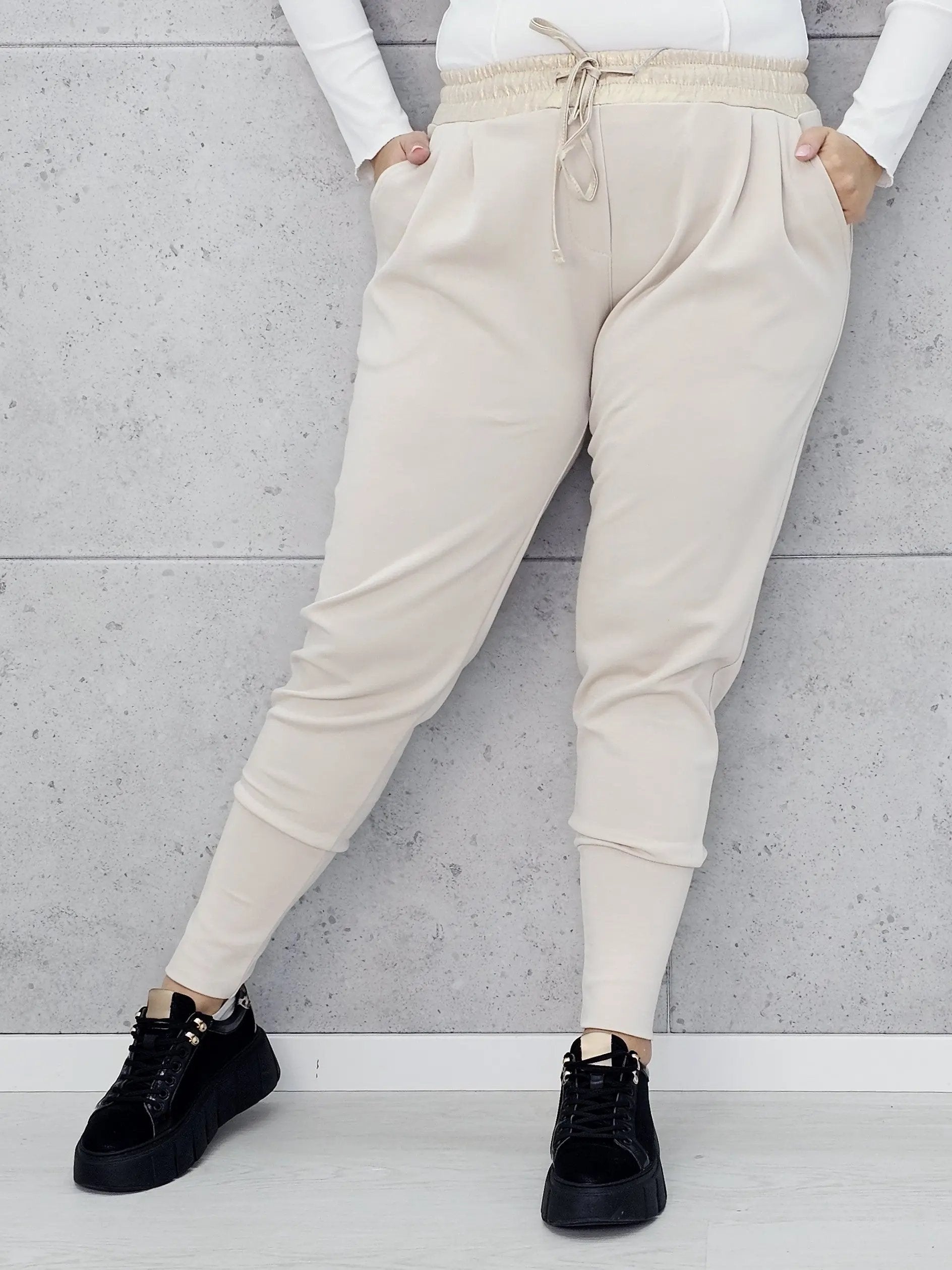 Stylowe i Wygodne Spodnie Dresowe z Kontrastowym Pasem Stylowa XL