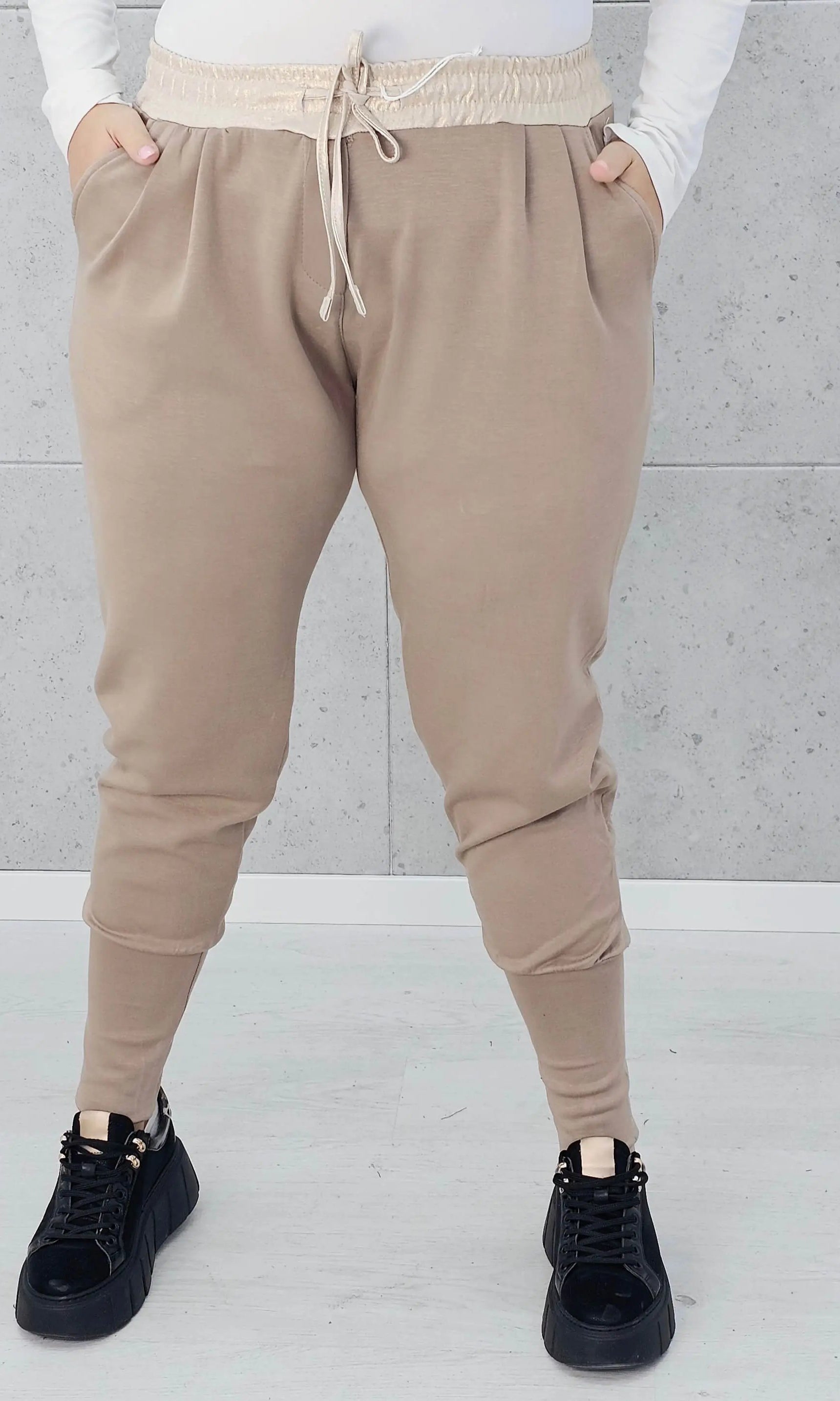 Stylowe i Wygodne Spodnie Dresowe z Kontrastowym Pasem Stylowa XL