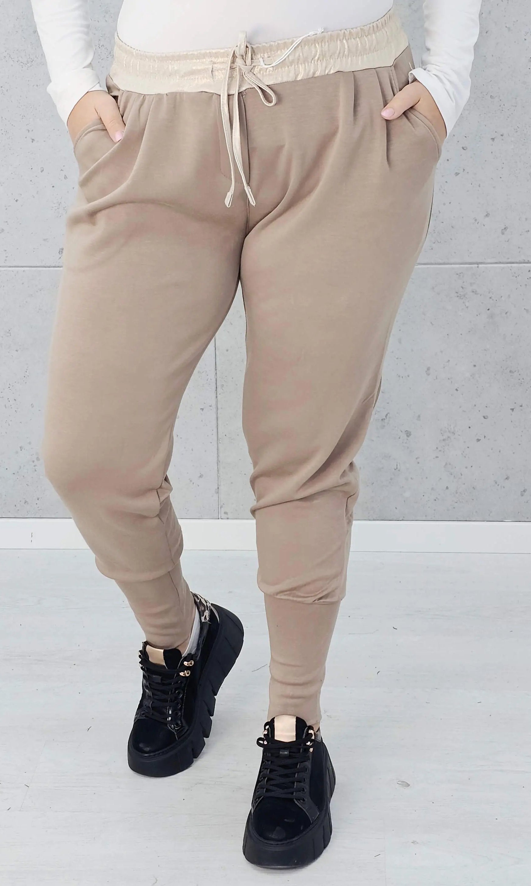 Stylowe i Wygodne Spodnie Dresowe z Kontrastowym Pasem Stylowa XL