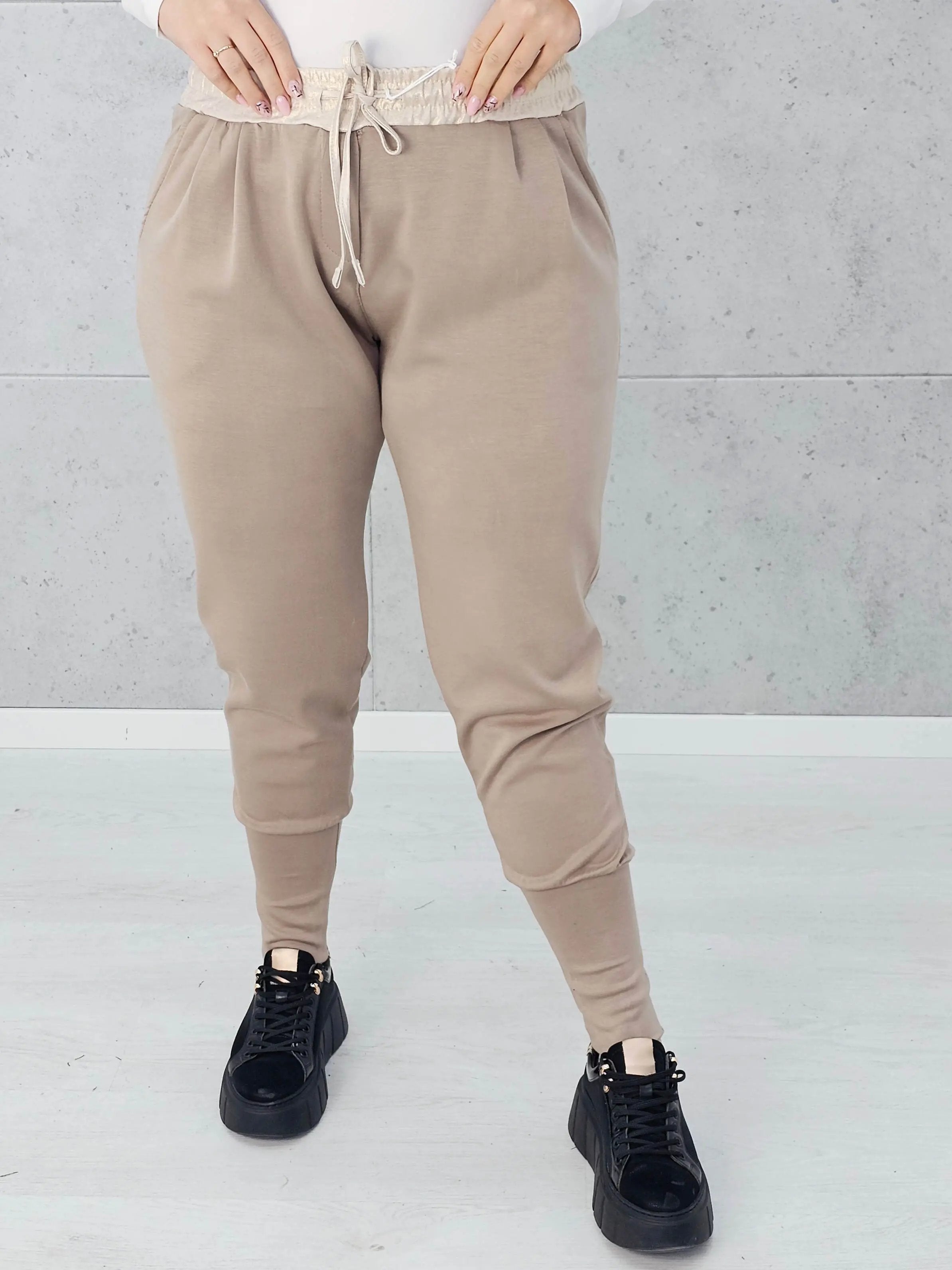 Stylowe i Wygodne Spodnie Dresowe z Kontrastowym Pasem Stylowa XL