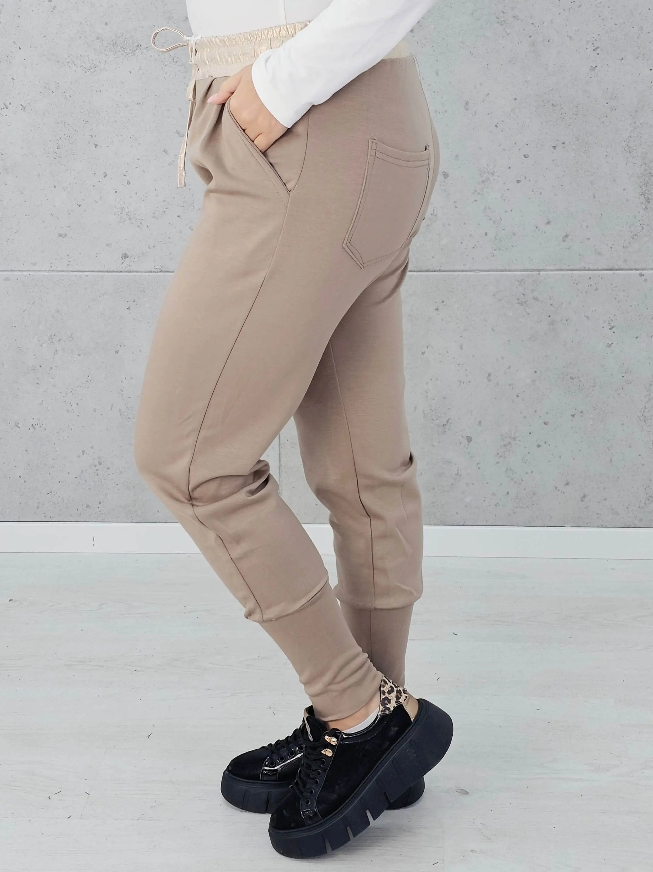 Stylowe i Wygodne Spodnie Dresowe z Kontrastowym Pasem Stylowa XL